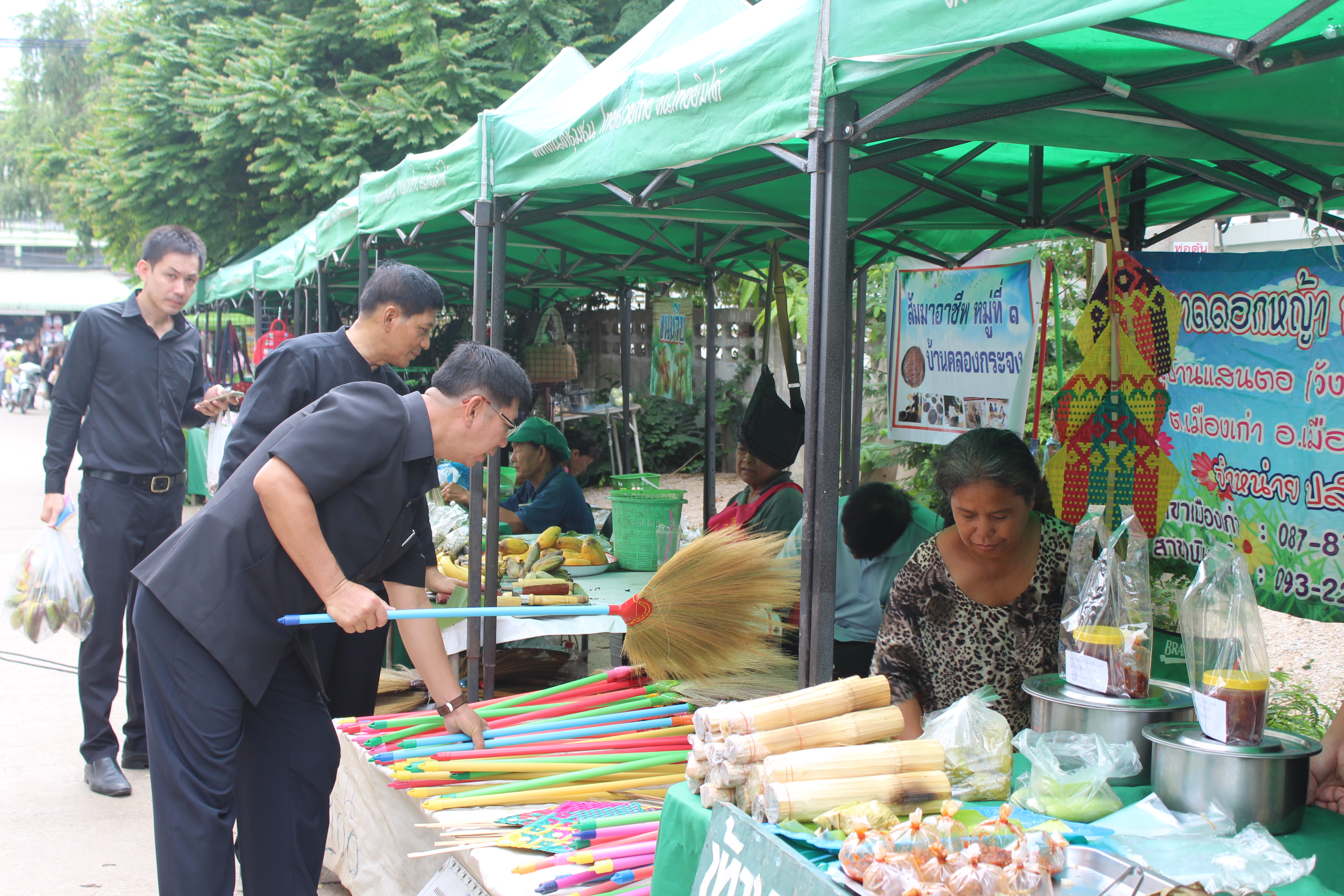 ผู้ว่าราชการจังหวัดสุโขทัย เยี่ยมชมและให้กำลังใจพ่อค้าแม่ค้าตลาดนัดชุมชน