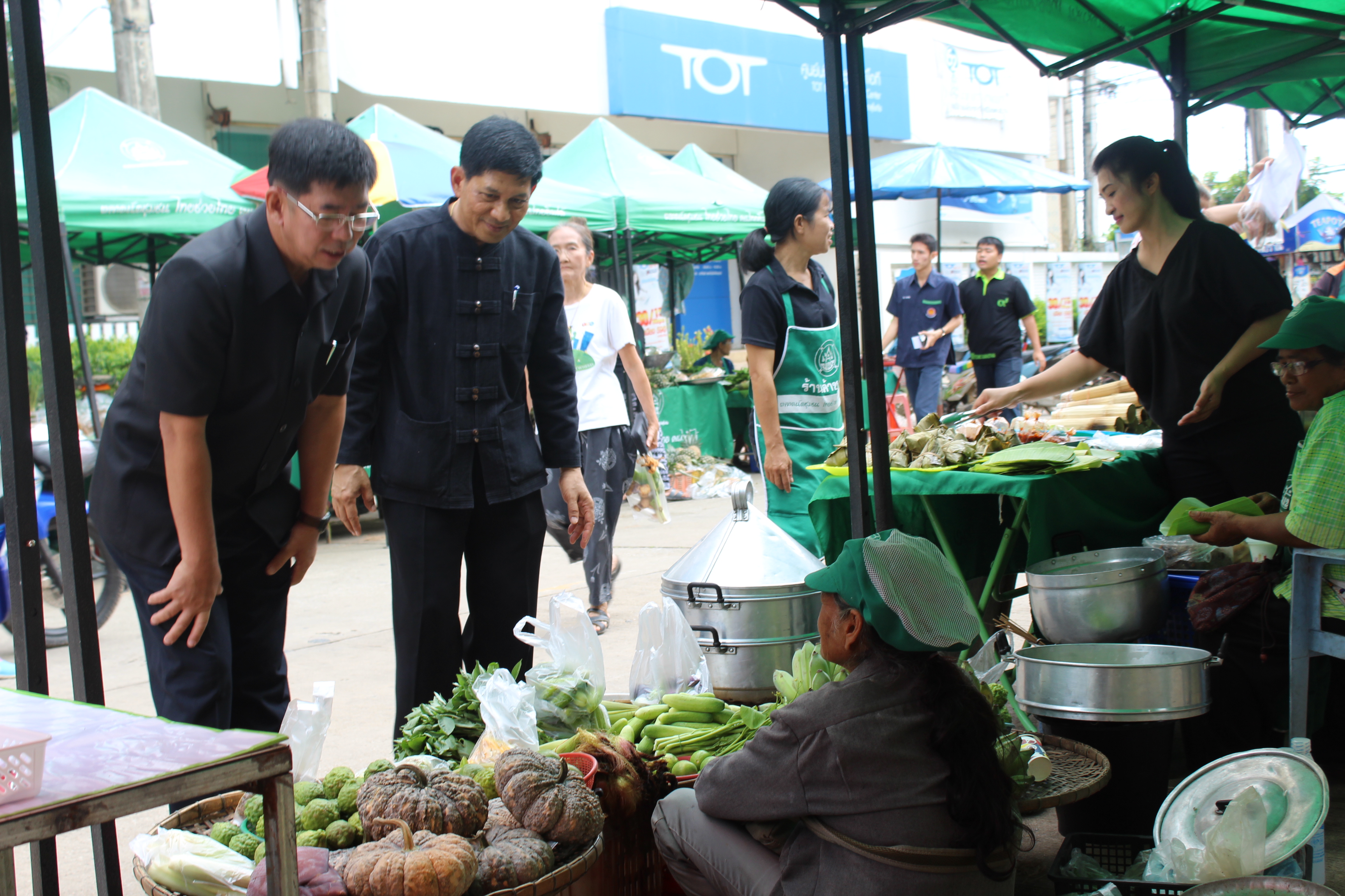 ผู้ว่าราชการจังหวัดสุโขทัย เยี่ยมชมและให้กำลังใจพ่อค้าแม่ค้าตลาดนัดชุมชน