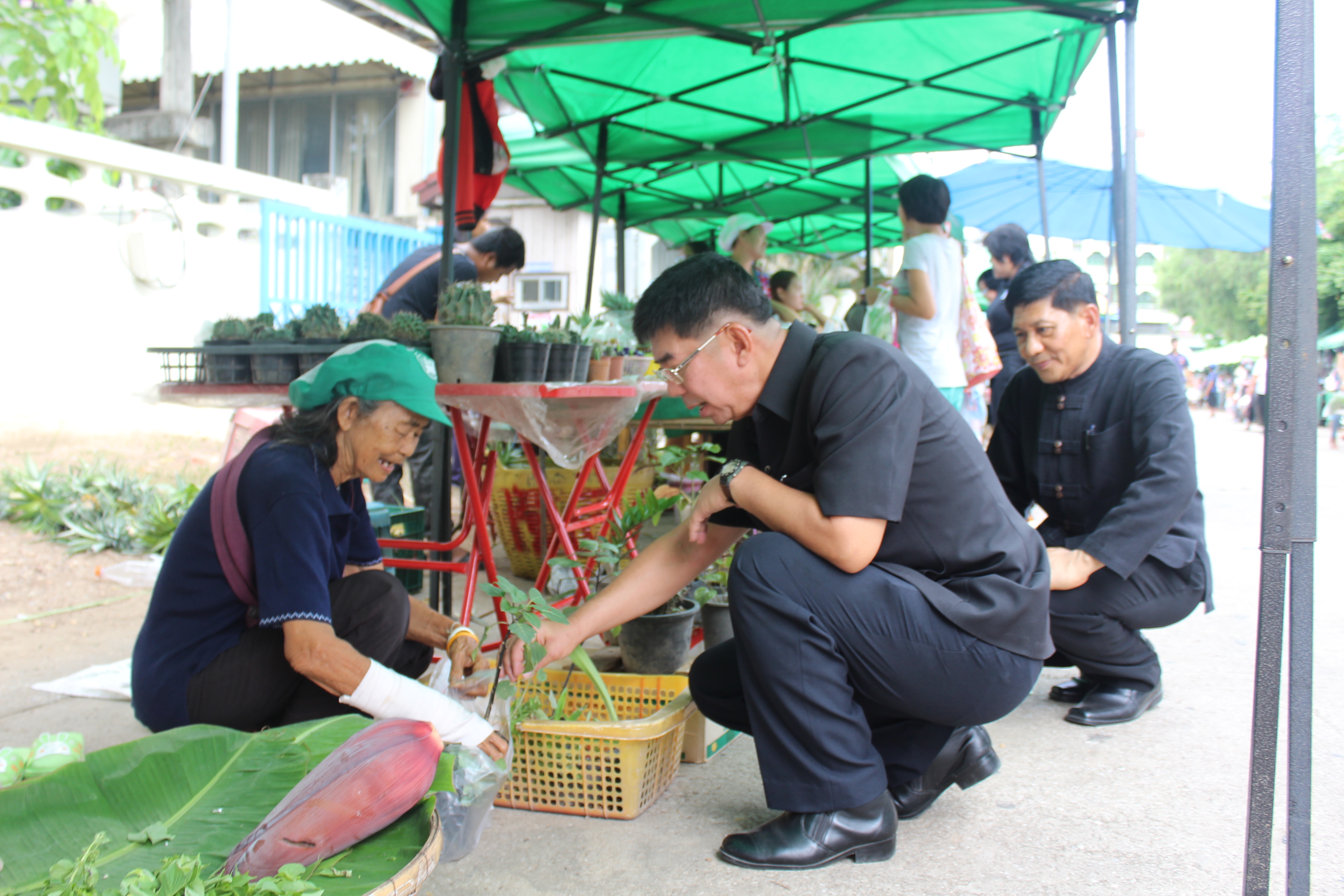 ผู้ว่าราชการจังหวัดสุโขทัย เยี่ยมชมและให้กำลังใจพ่อค้าแม่ค้าตลาดนัดชุมชน