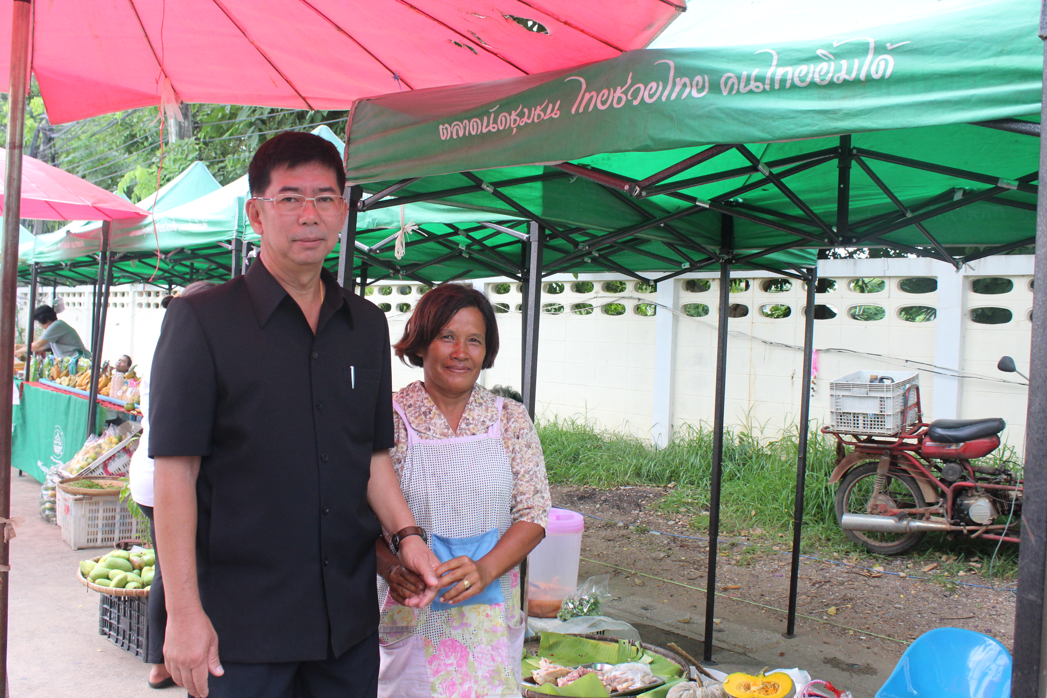 ผู้ว่าราชการจังหวัดสุโขทัย เยี่ยมชมและให้กำลังใจพ่อค้าแม่ค้าตลาดนัดชุมชน