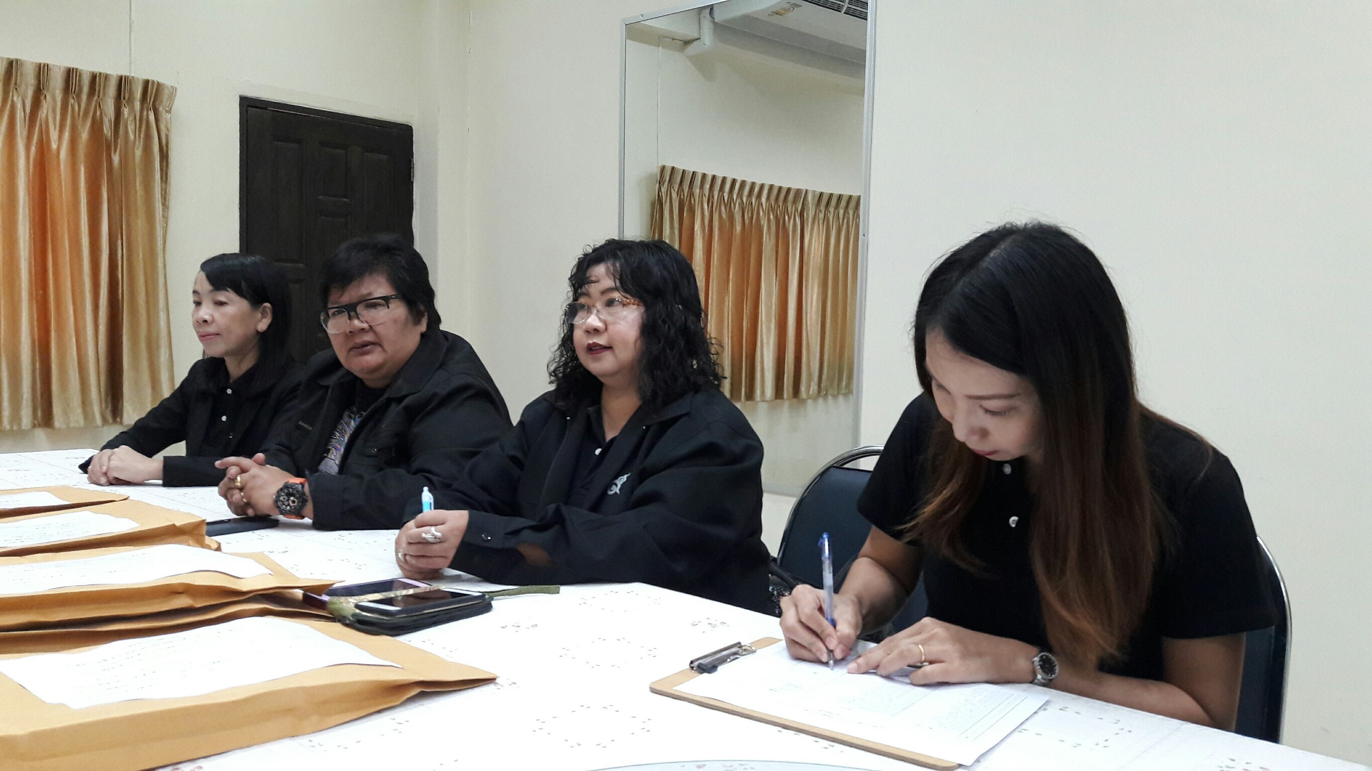 ประชุมคณะกรรมการคุมสอบ เพื่อซักซ้อม ทำความเข้าใจการดำเนินการสอบคัดเลือกอาสาพัฒนา (อสพ.) รุ่นที่ 70