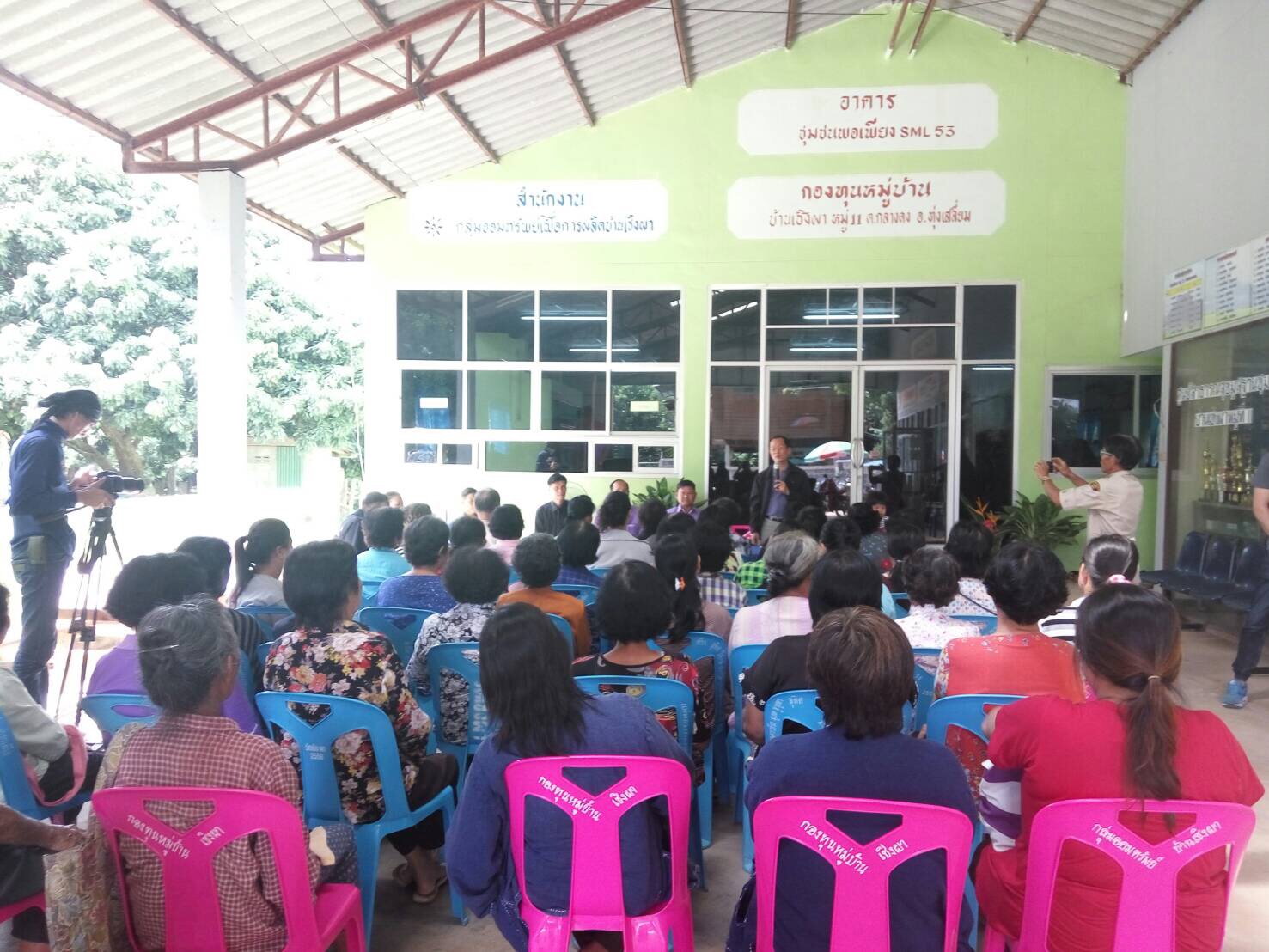 “ติดตามการดำเนินงานและถ่ายทำวีดีทัศน์การดำเนินงานศูนย์สาธิตการตลาดกลุ่มออมทรัพย์เพื่อการผลิตบ้านเชิงผา”