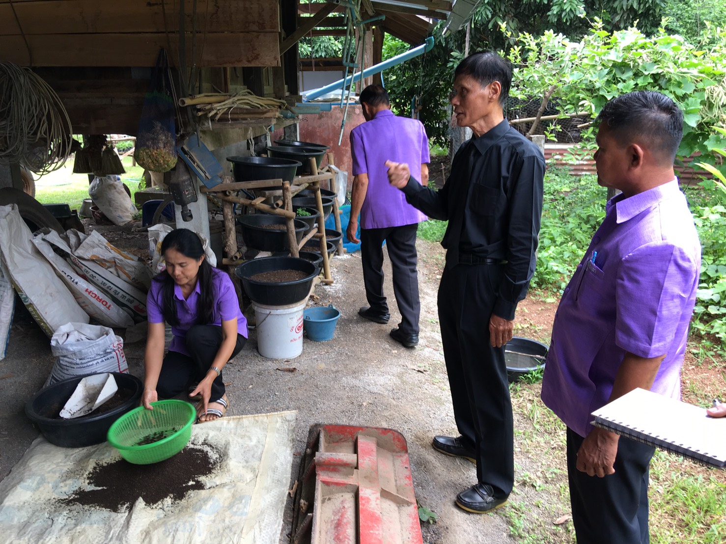 “ติดตามการดำเนินงานและถ่ายทำวีดีทัศน์การดำเนินงานศูนย์สาธิตการตลาดกลุ่มออมทรัพย์เพื่อการผลิตบ้านเชิงผา”