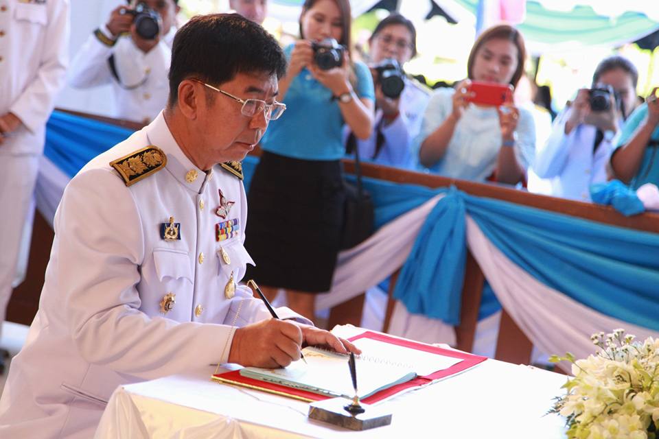 ร่วมพิธีทำบุญตักบาตร ข้าวสาร อาหารแห้ง แด่พระสงฆ์ จำนวน 86 รูป และพิธีลงนามถวายพระพร 9 เนื่องในโอกาสวันเฉลิมพระชนมพรรษา 85 พรรษา 12 สิงหาคม 2560