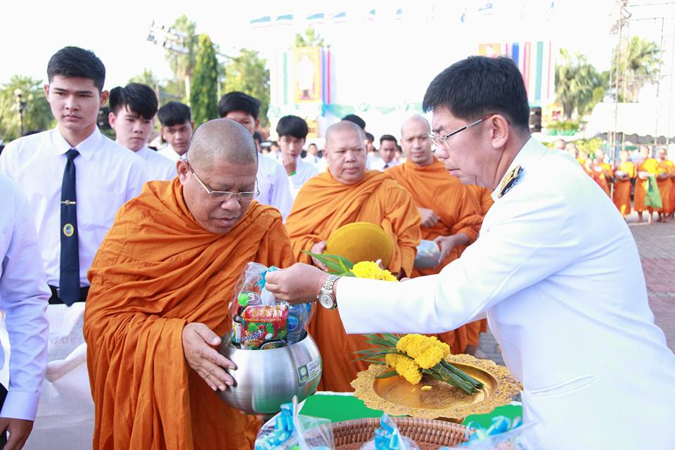 ร่วมพิธีทำบุญตักบาตร ข้าวสาร อาหารแห้ง แด่พระสงฆ์ จำนวน 86 รูป และพิธีลงนามถวายพระพร 9 เนื่องในโอกาสวันเฉลิมพระชนมพรรษา 85 พรรษา 12 สิงหาคม 2560