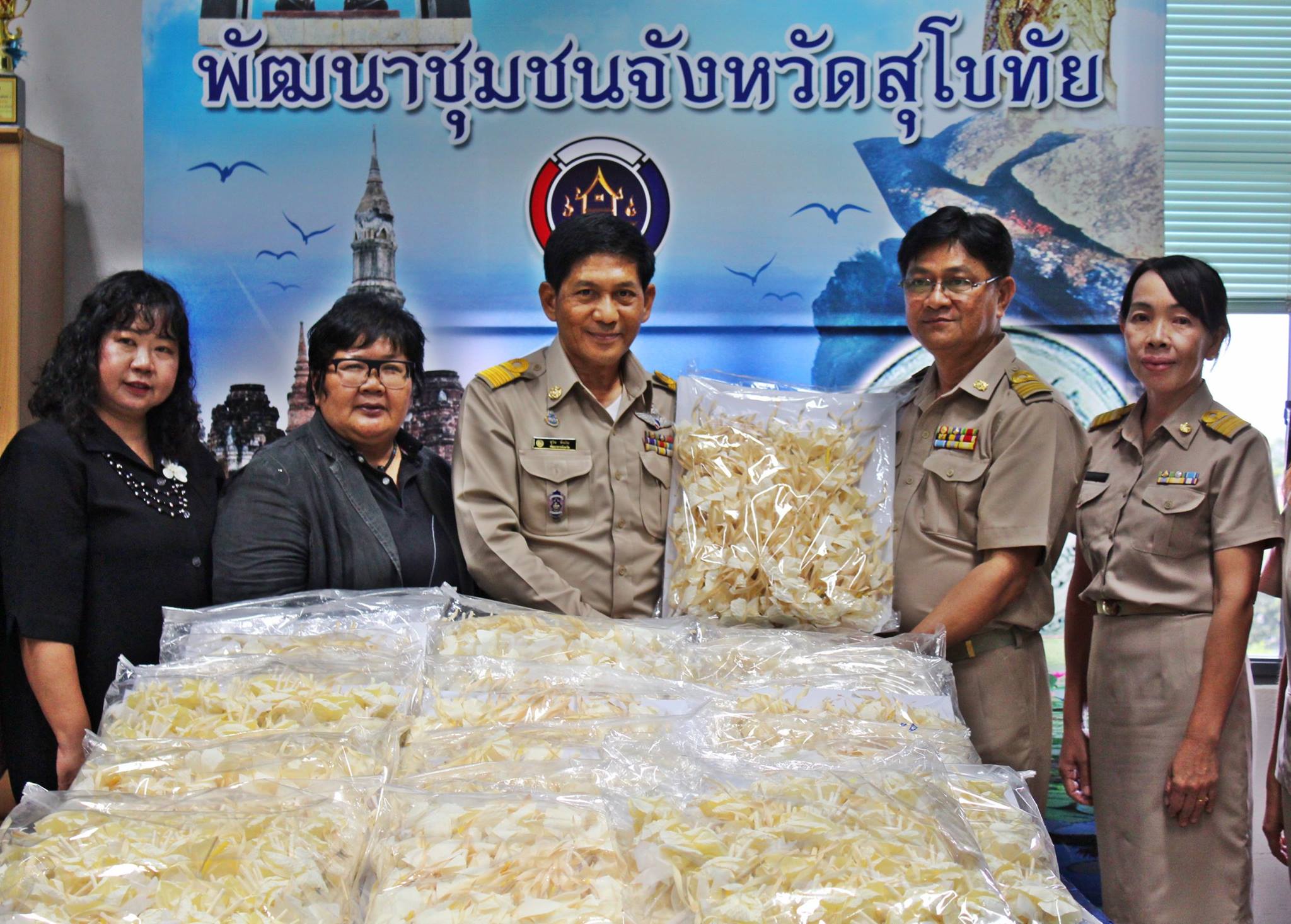 รับมอบดอกไม้จันทน์พระราชทาน จากผู้แทนผู้อำนวยการสำนักงานเขตพื้นที่การศึกษามัธยมศึกษา(สพม.) เขต 38 (สุโขทัย-ตาก)