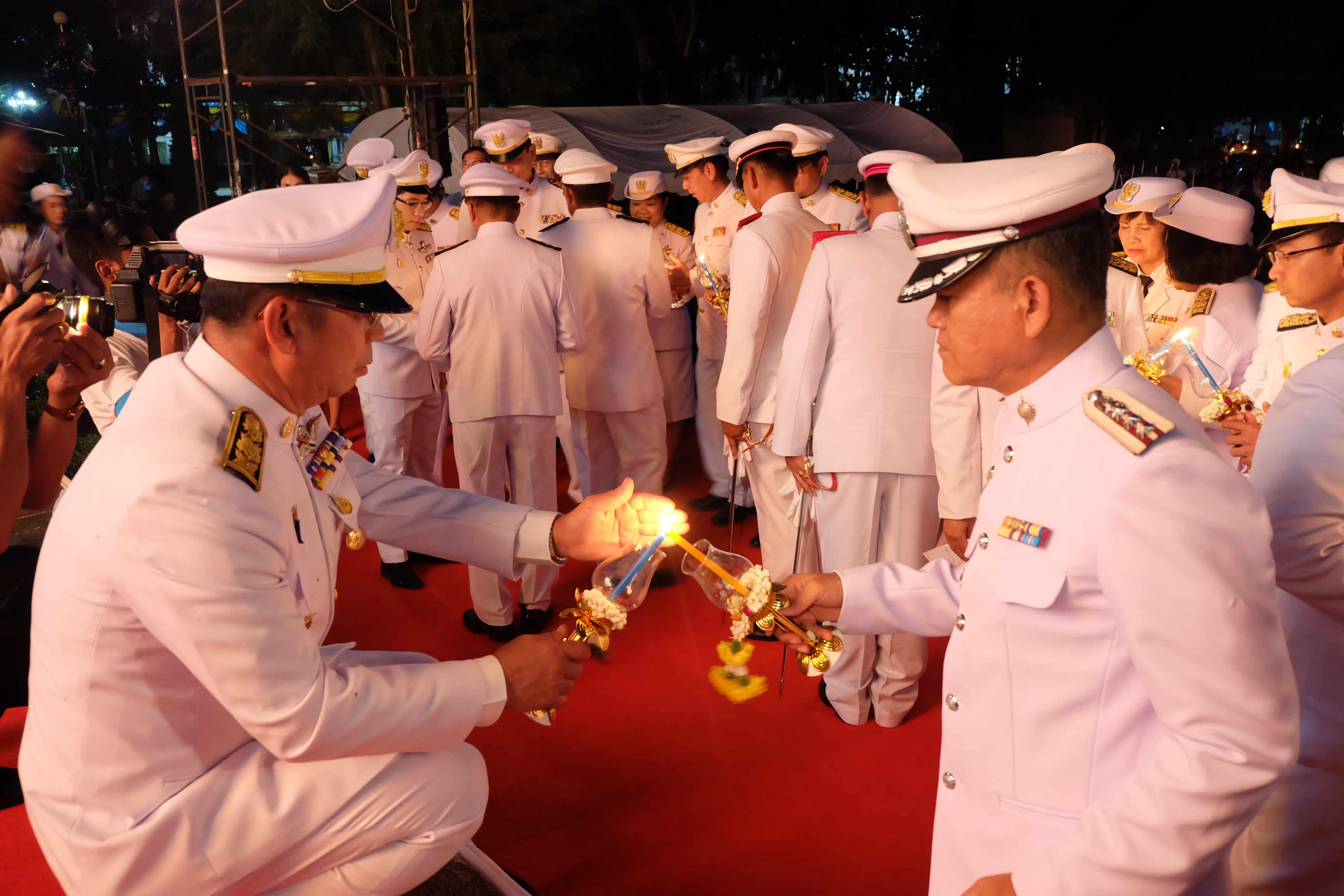 ร่วมพิธีถวายเครื่องราชสักการะ และพิธีจุดเทียนถวายพระพรชัยมงคล เนื่องในวันเฉลิมพระชนมพรรษา สมเด็จพระนางเจ้าสิริกิติ์ พระบรมราชินีนาถ ในรัชกาลที่ 9