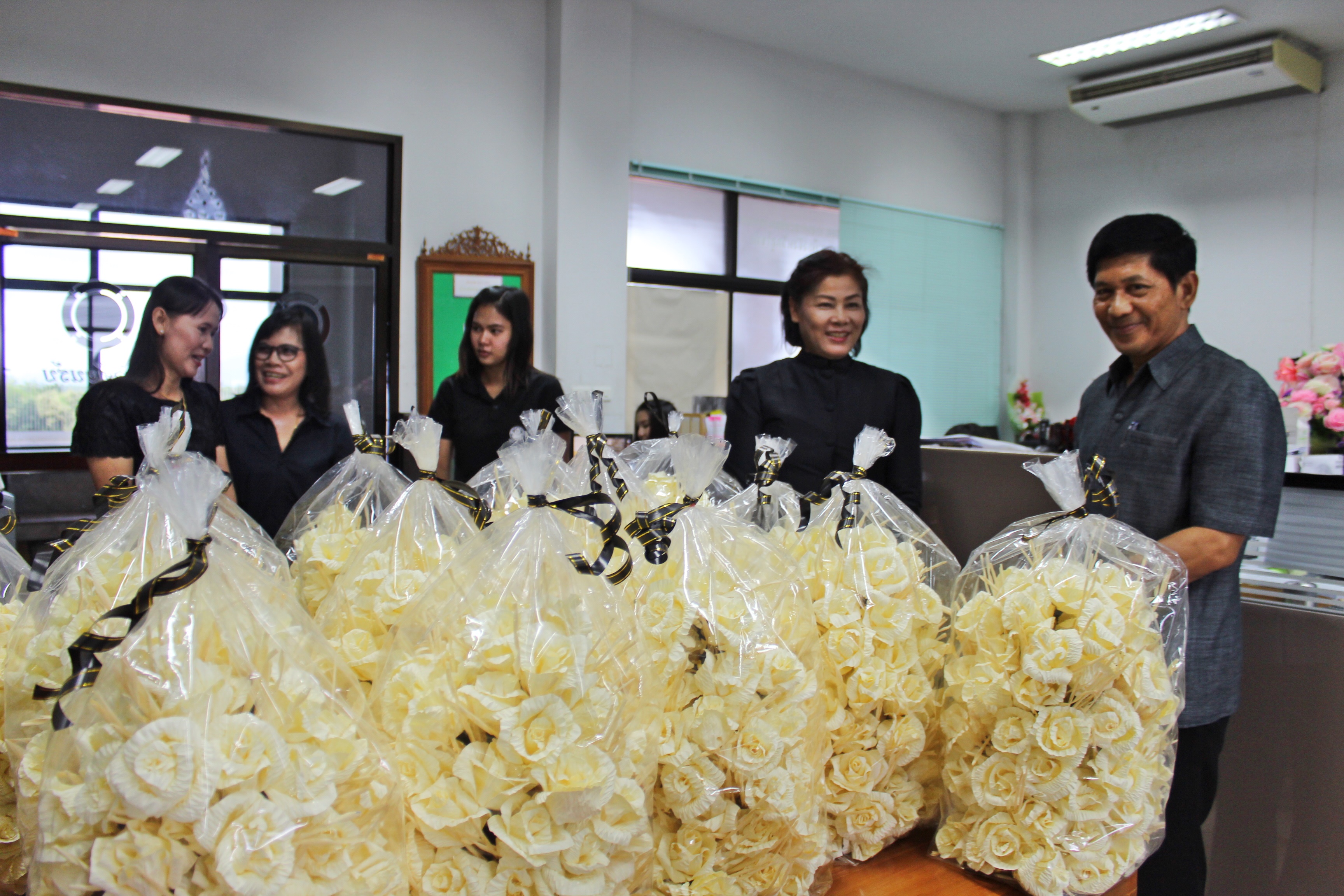 รับมอบดอกไม้จันทน์ จำนวน 1,500 ดอก จากโครงการชลประทานสุโขทัย