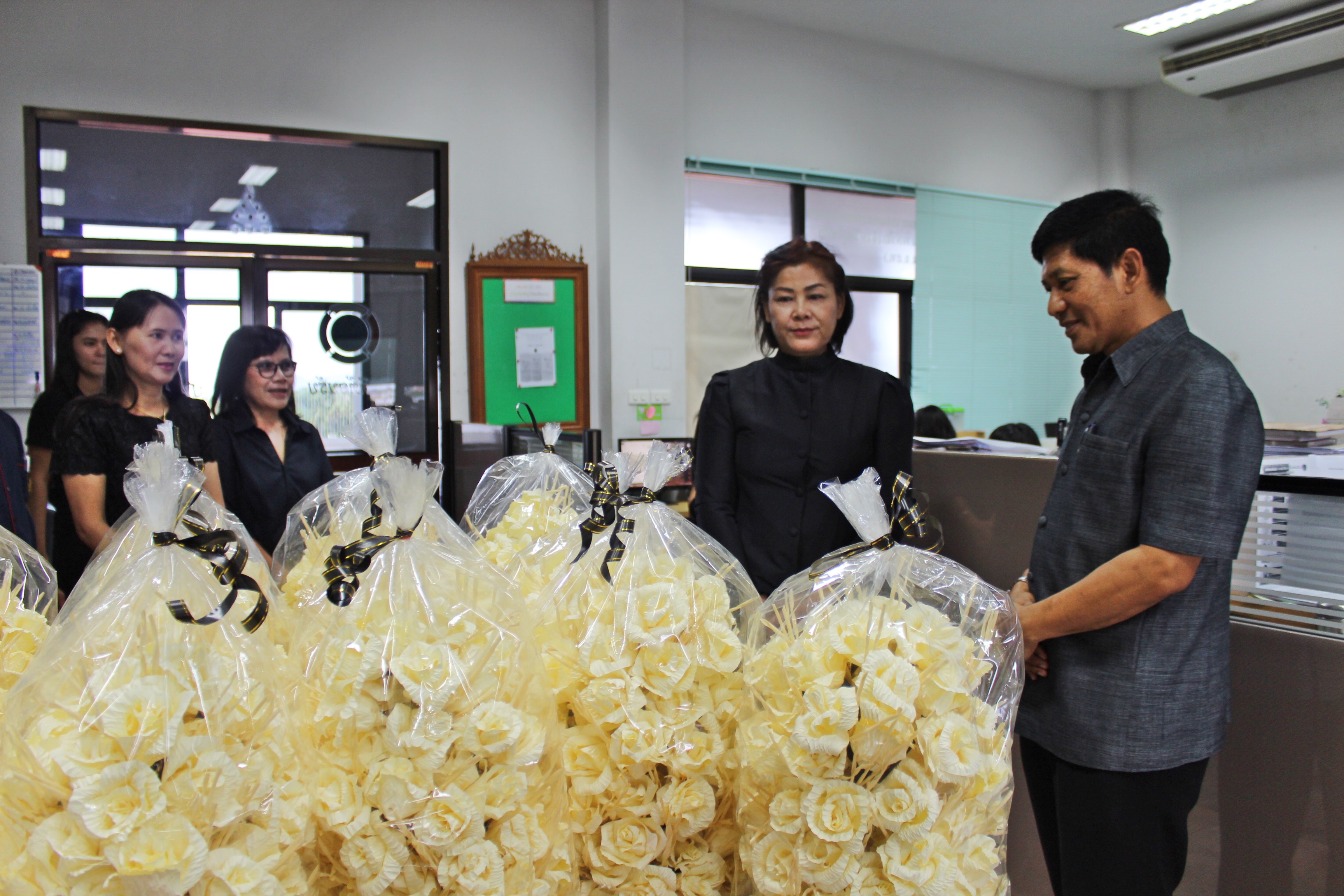 รับมอบดอกไม้จันทน์ จำนวน 1,500 ดอก จากโครงการชลประทานสุโขทัย