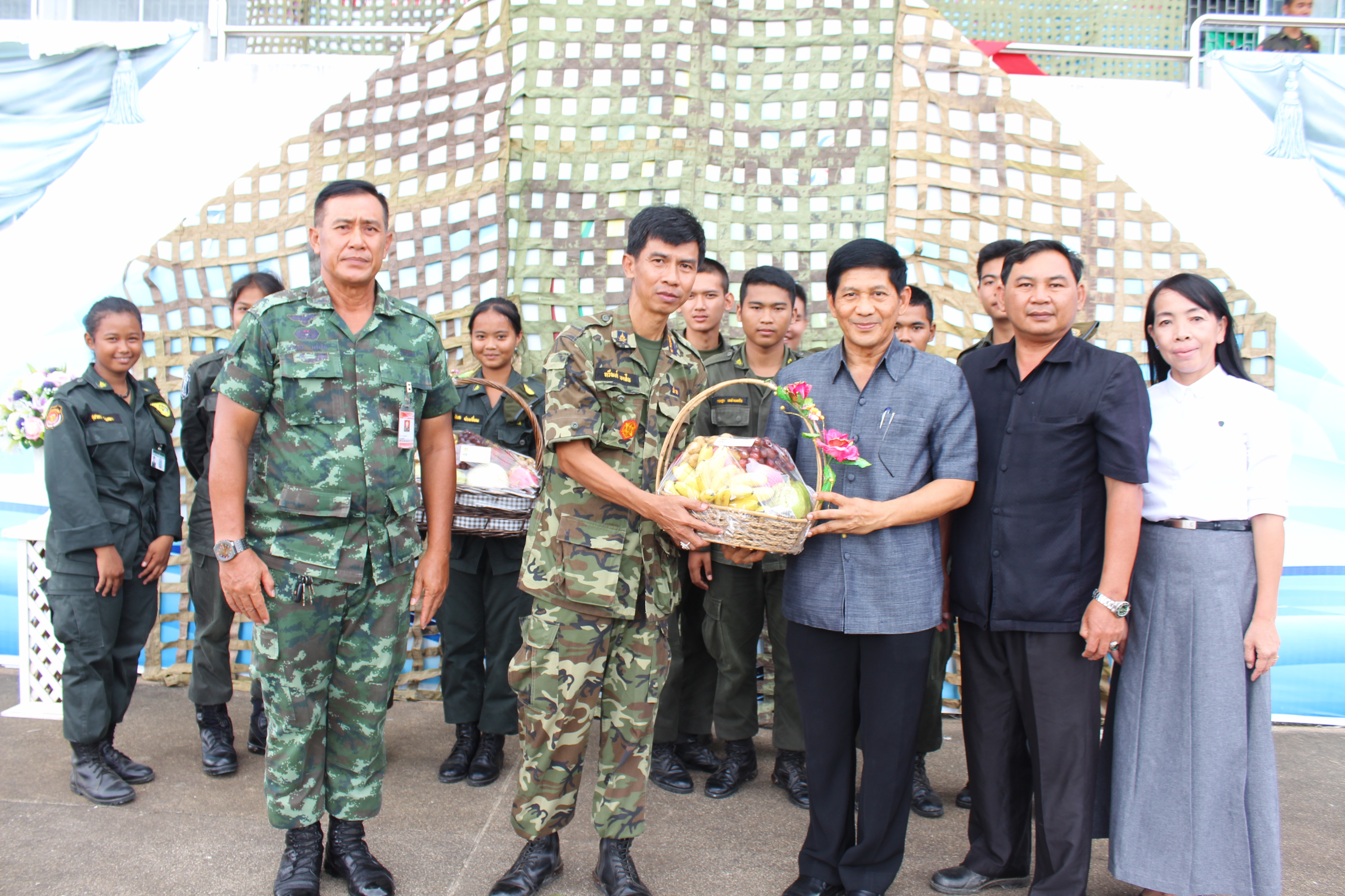 มอบกระเช้าของขวัญแก่ พ.ต.วัชรินทร์ แจ่มใส หัวหน้าชุดฝึกศูนย์ฝึกที่ 3