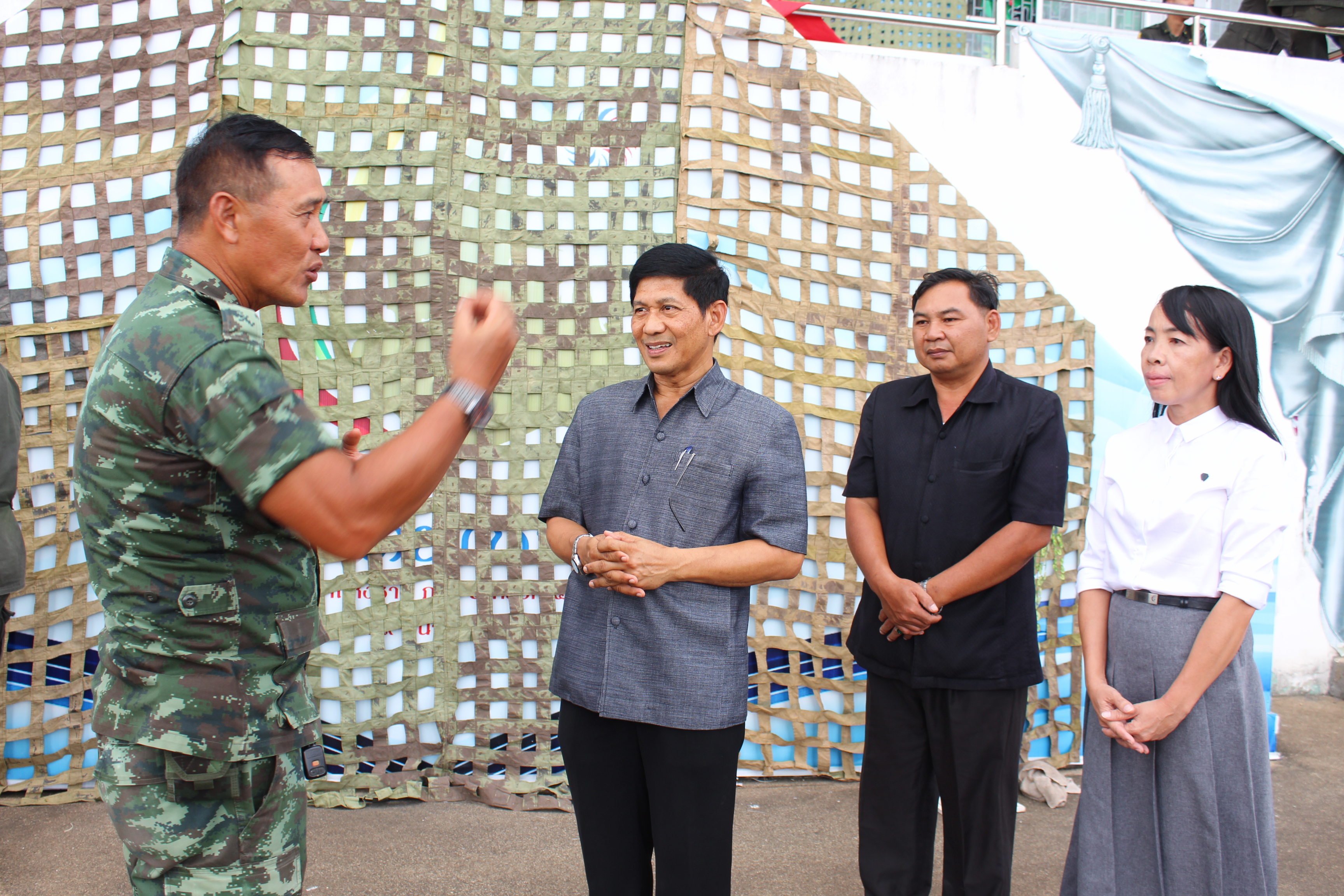 มอบกระเช้าของขวัญแก่ พ.ต.วัชรินทร์ แจ่มใส หัวหน้าชุดฝึกศูนย์ฝึกที่ 3