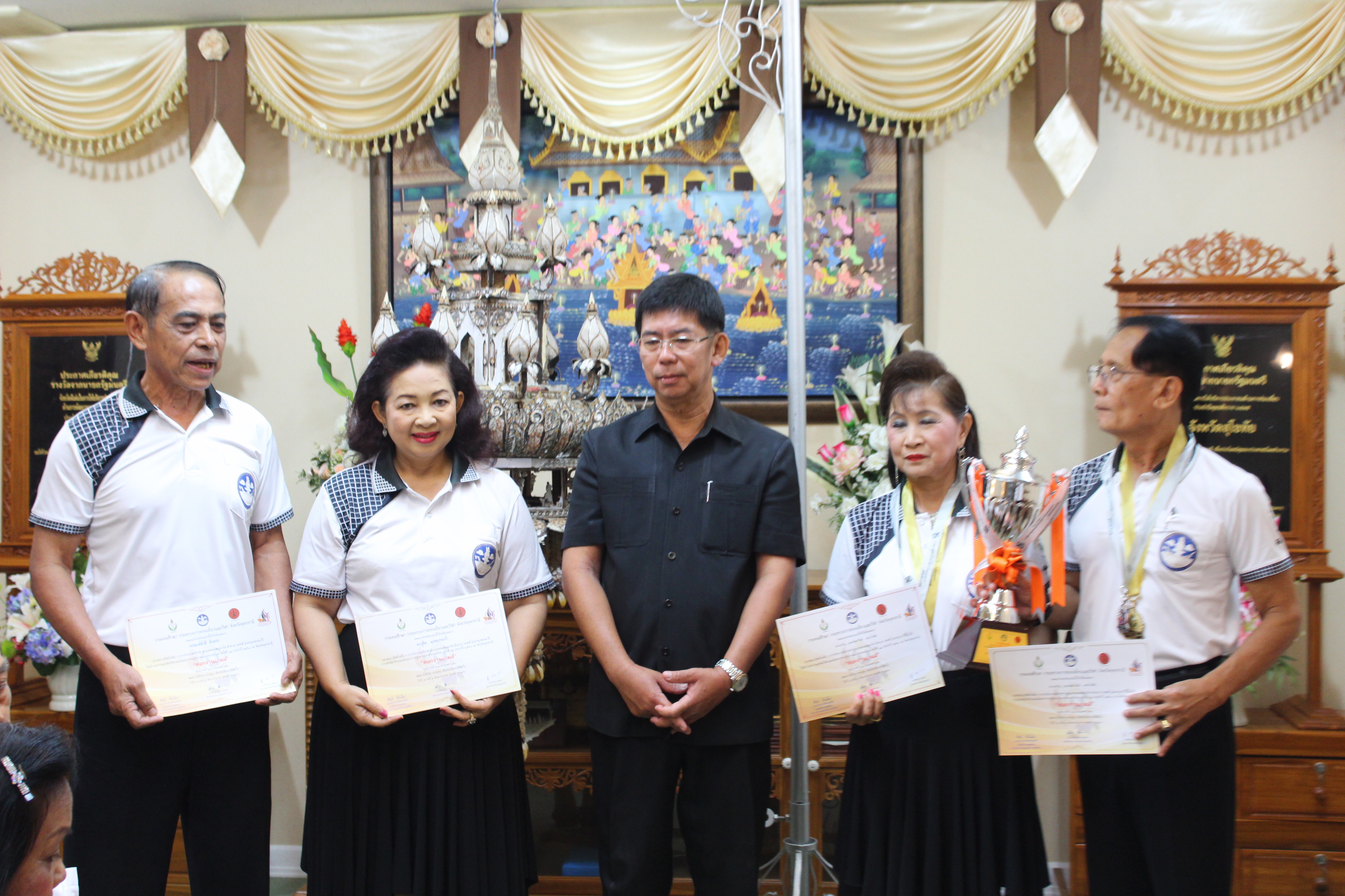 นำกลุ่มสตรีผู้สูงอายุ ที่ชนะเลิศการแข่งขันกีฬาผู้สูงอายุแห่งประเทศไทย เข้าพบท่านผู้ว่าราชการจังหวัดสุโขทัย