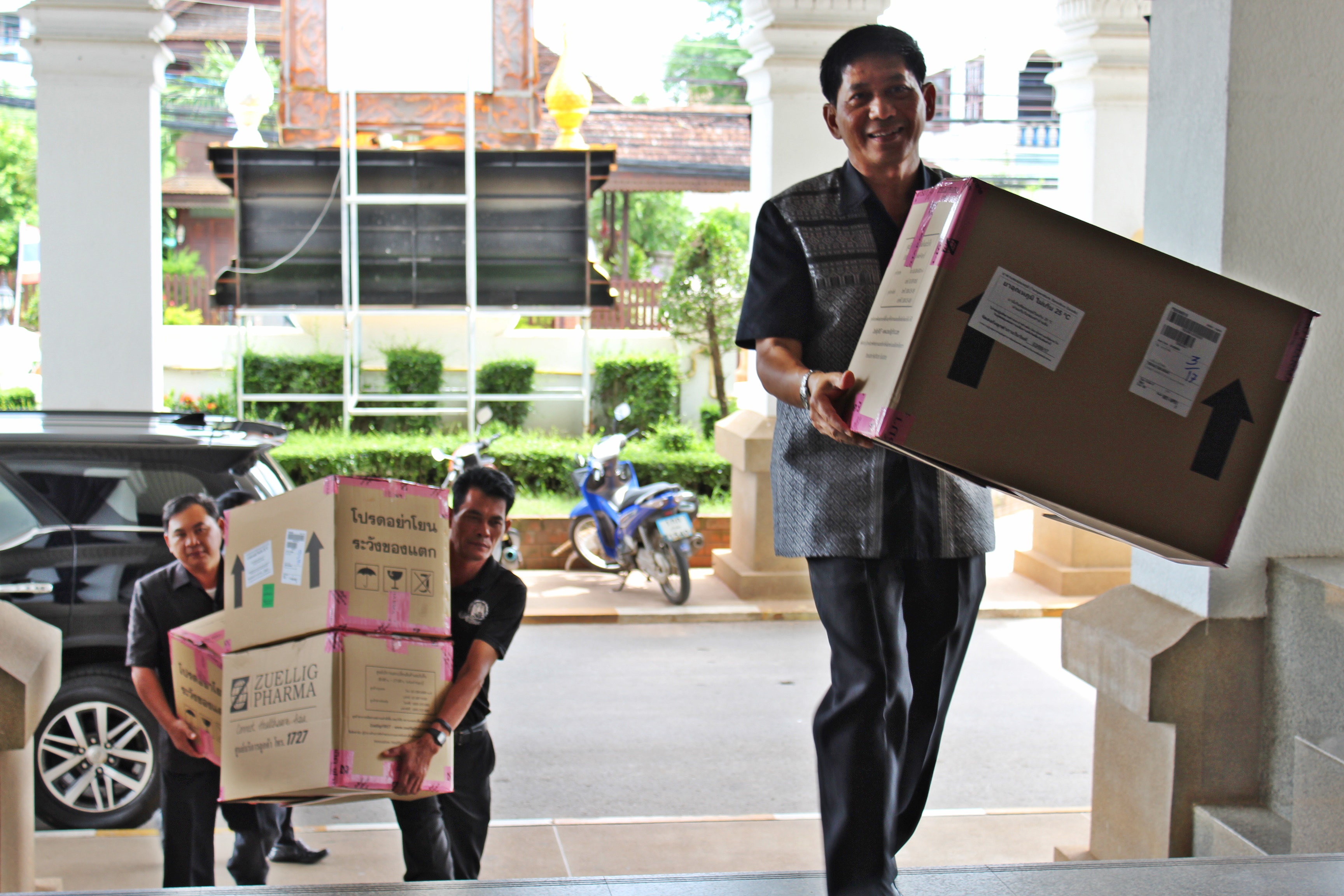 รับมอบดอกไม้จันทน์พระราชทาน ( ดอกดารารัตน์ ) จากโรงพยาบาลสุโขทัย