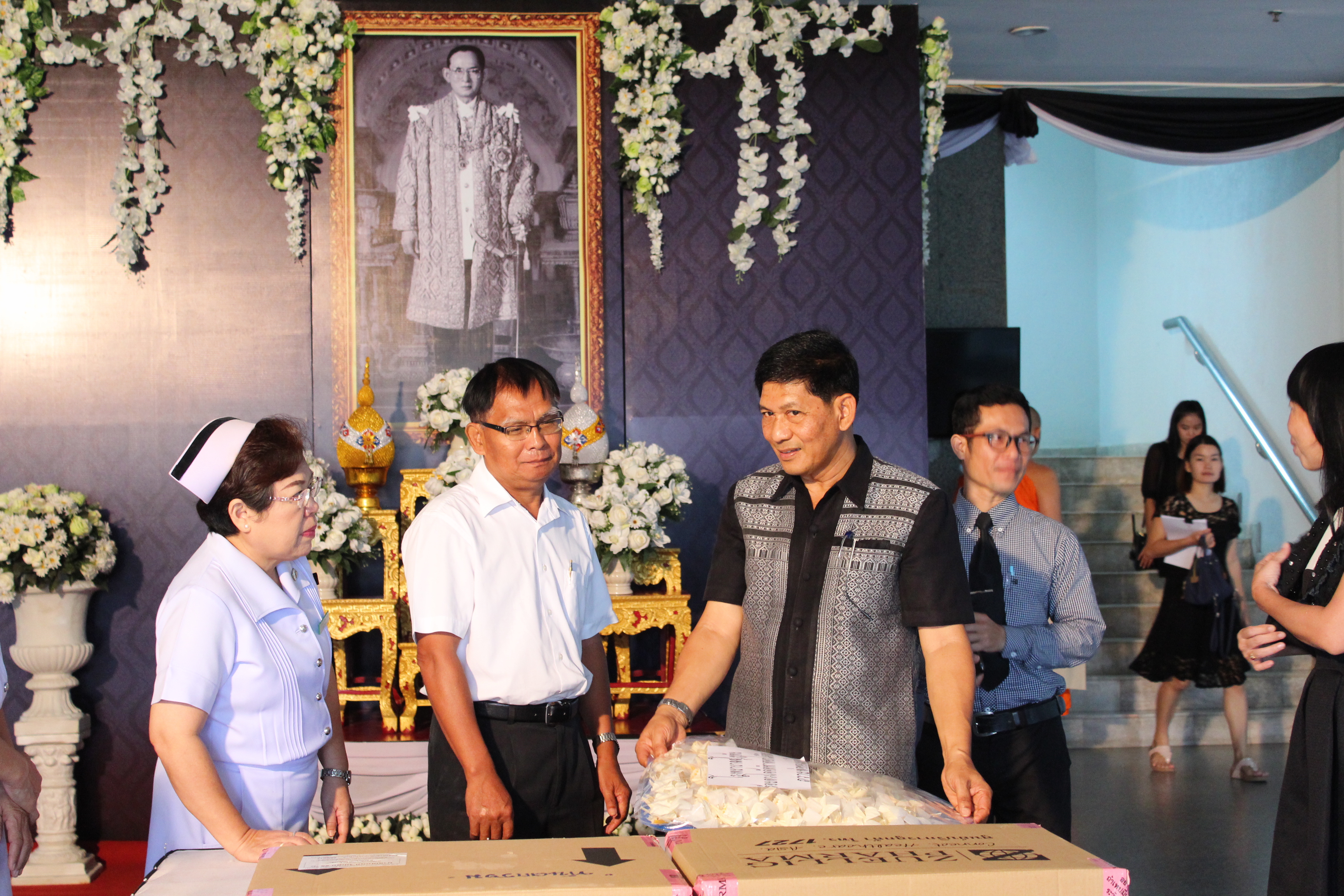 รับมอบดอกไม้จันทน์พระราชทาน ( ดอกดารารัตน์ ) จากโรงพยาบาลสุโขทัย