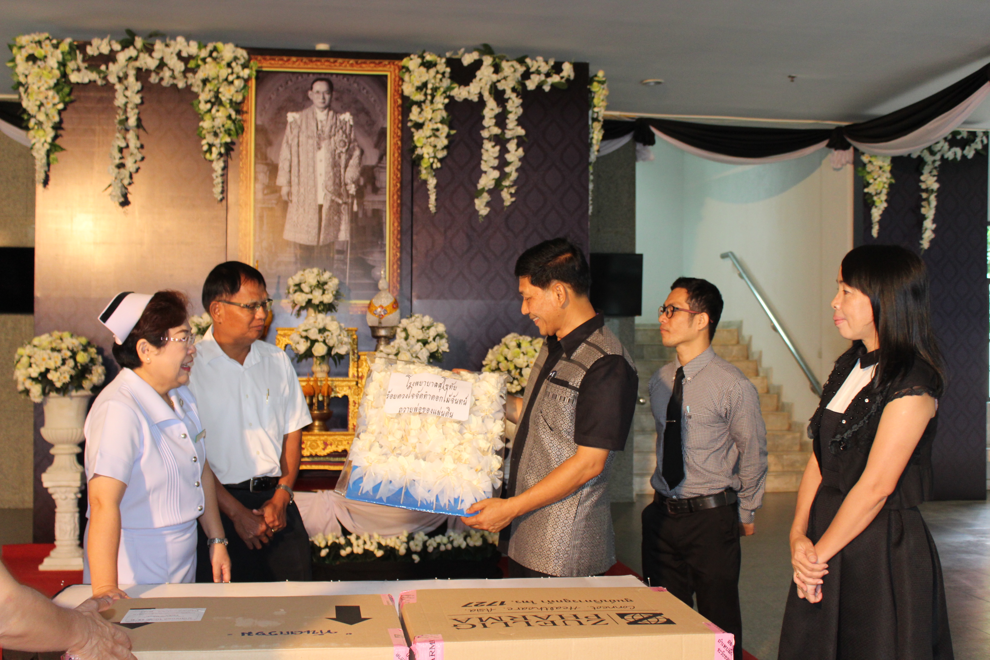 รับมอบดอกไม้จันทน์พระราชทาน ( ดอกดารารัตน์ ) จากโรงพยาบาลสุโขทัย
