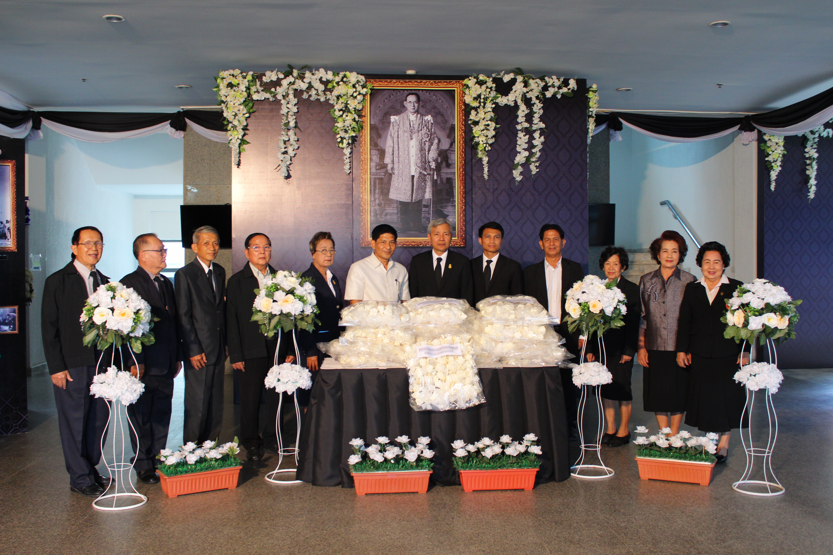 รับมอบดอกไม้จันทน์พระราชทาน จากศาลเยาวชนและครอบครัวจังหวัดสุโขทัย