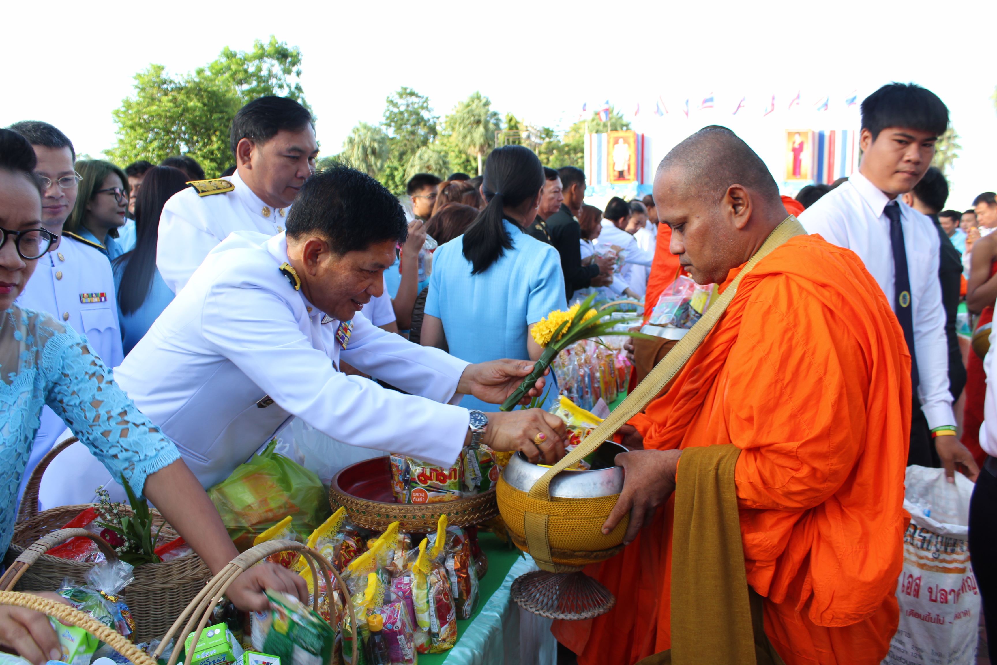 ร่วมพิธีทำบุญตักบาตร ข้าวสาร อาหารแห้ง แด่พระสงฆ์ จำนวน 86 รูป และพิธีลงนามถวายพระพร 9 เนื่องในโอกาสวันเฉลิมพระชนมพรรษา 85 พรรษา 12 สิงหาคม 2560