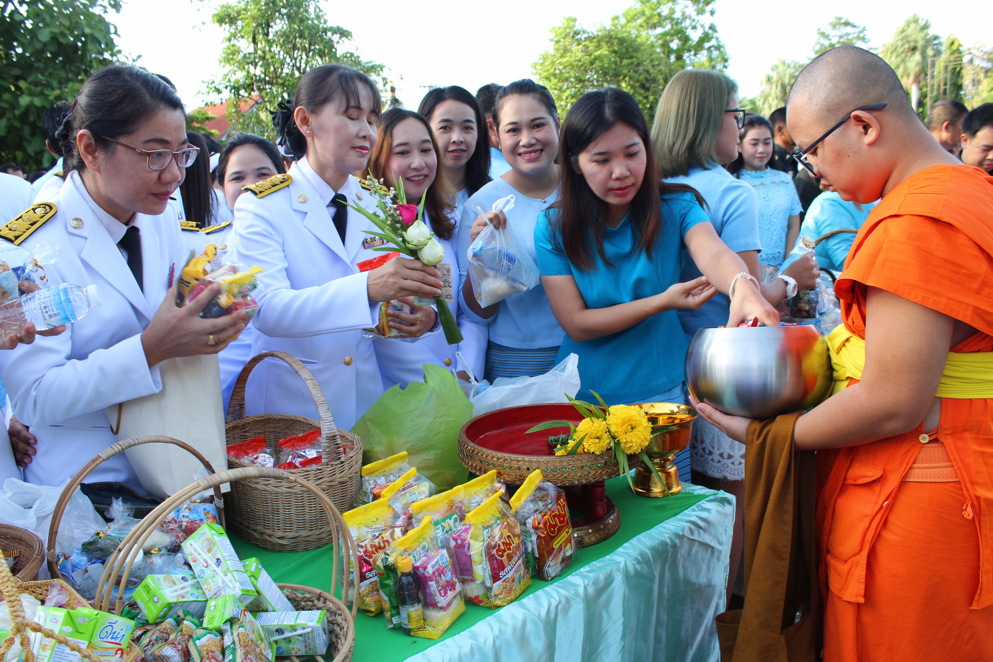 ร่วมพิธีทำบุญตักบาตร ข้าวสาร อาหารแห้ง แด่พระสงฆ์ จำนวน 86 รูป และพิธีลงนามถวายพระพร 9 เนื่องในโอกาสวันเฉลิมพระชนมพรรษา 85 พรรษา 12 สิงหาคม 2560