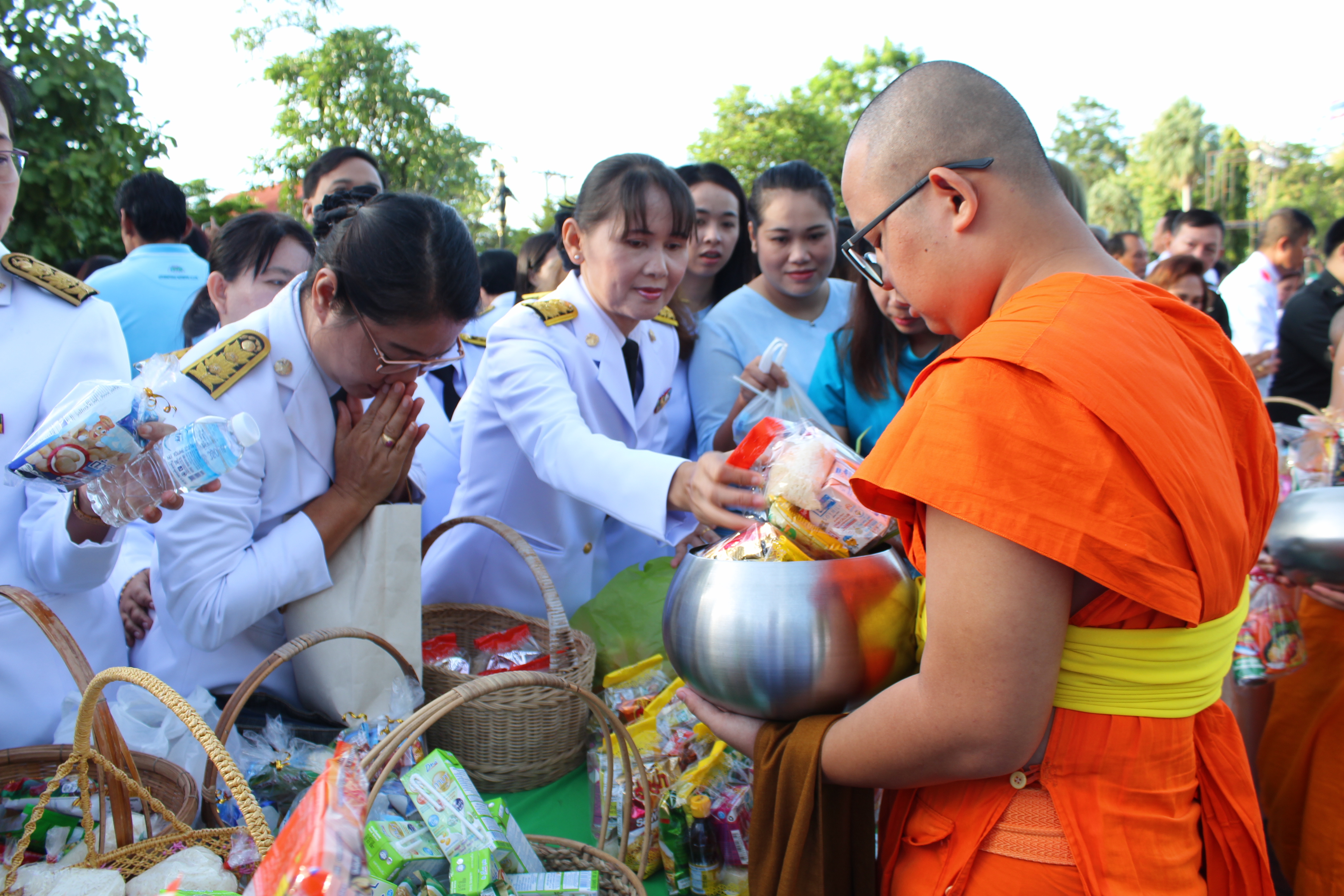 ร่วมพิธีทำบุญตักบาตร ข้าวสาร อาหารแห้ง แด่พระสงฆ์ จำนวน 86 รูป และพิธีลงนามถวายพระพร 9 เนื่องในโอกาสวันเฉลิมพระชนมพรรษา 85 พรรษา 12 สิงหาคม 2560
