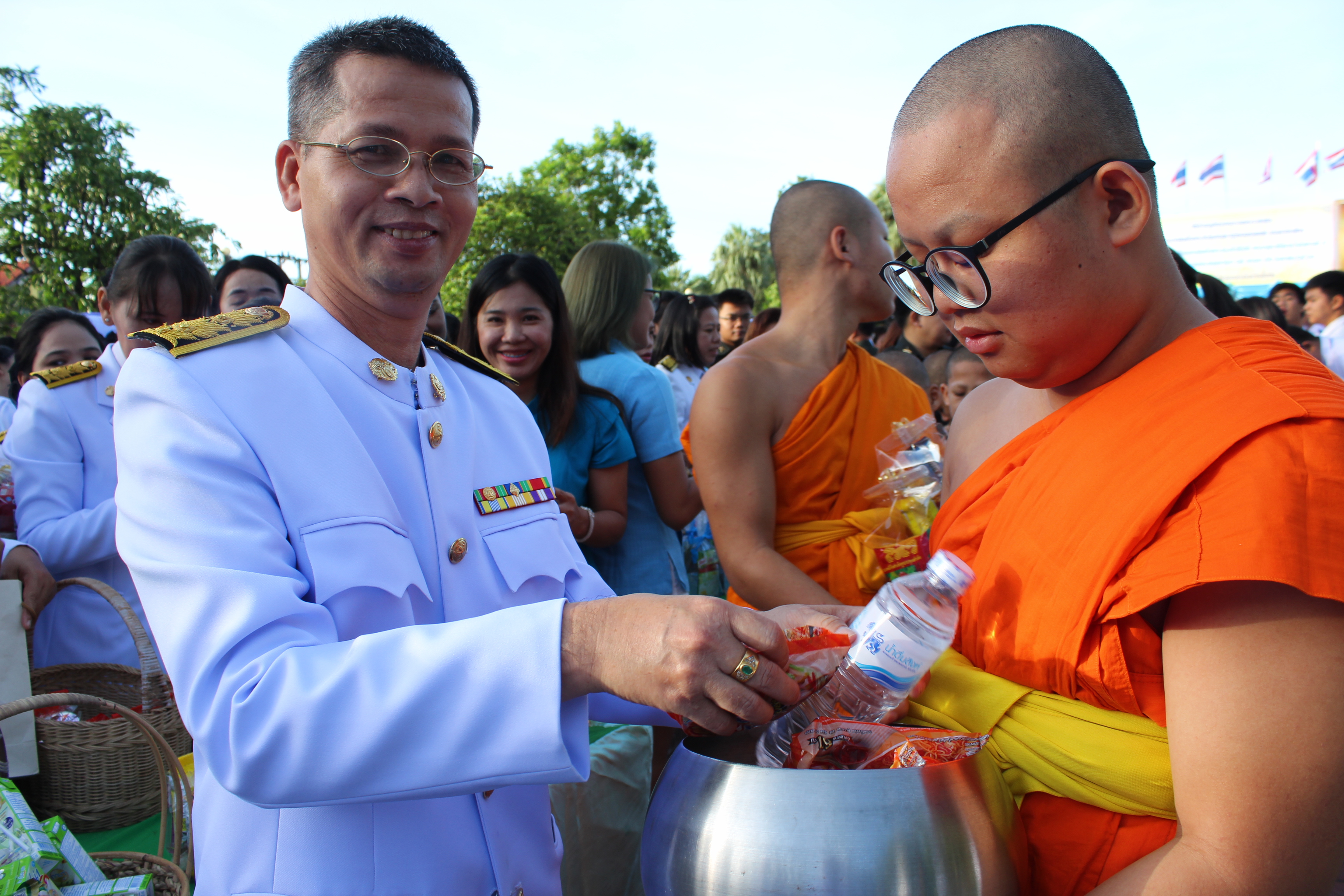 ร่วมพิธีทำบุญตักบาตร ข้าวสาร อาหารแห้ง แด่พระสงฆ์ จำนวน 86 รูป และพิธีลงนามถวายพระพร 9 เนื่องในโอกาสวันเฉลิมพระชนมพรรษา 85 พรรษา 12 สิงหาคม 2560