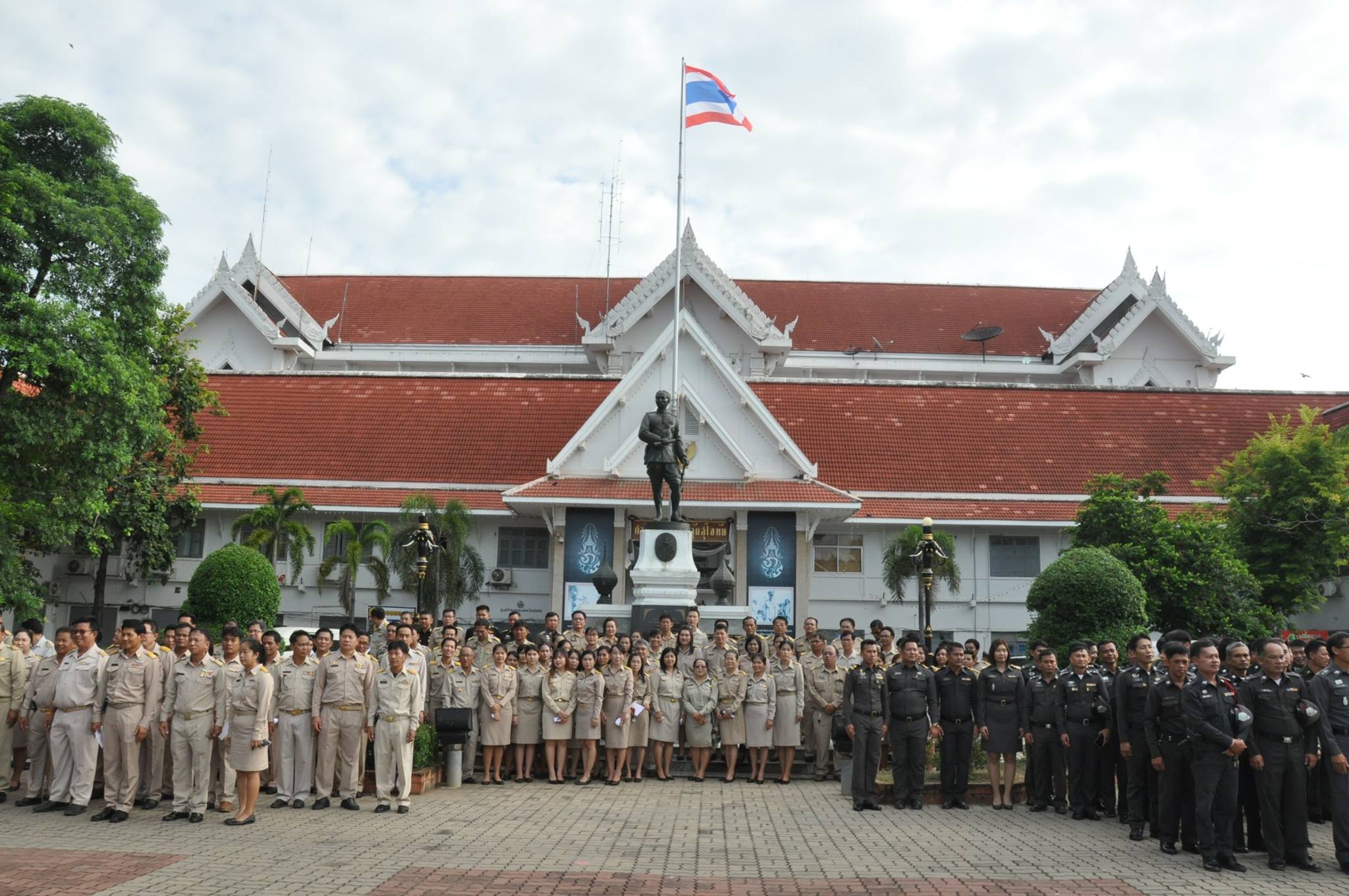 “พัฒนาชุมชนสุโขทัย ร่วมกิจกรรมเชิญธงชาติไทยและร้องเพลงชาติไทยเนื่องในวันพระราชทานธงชาติไทยครบรอบ 100 ปีธงชาติไทย”