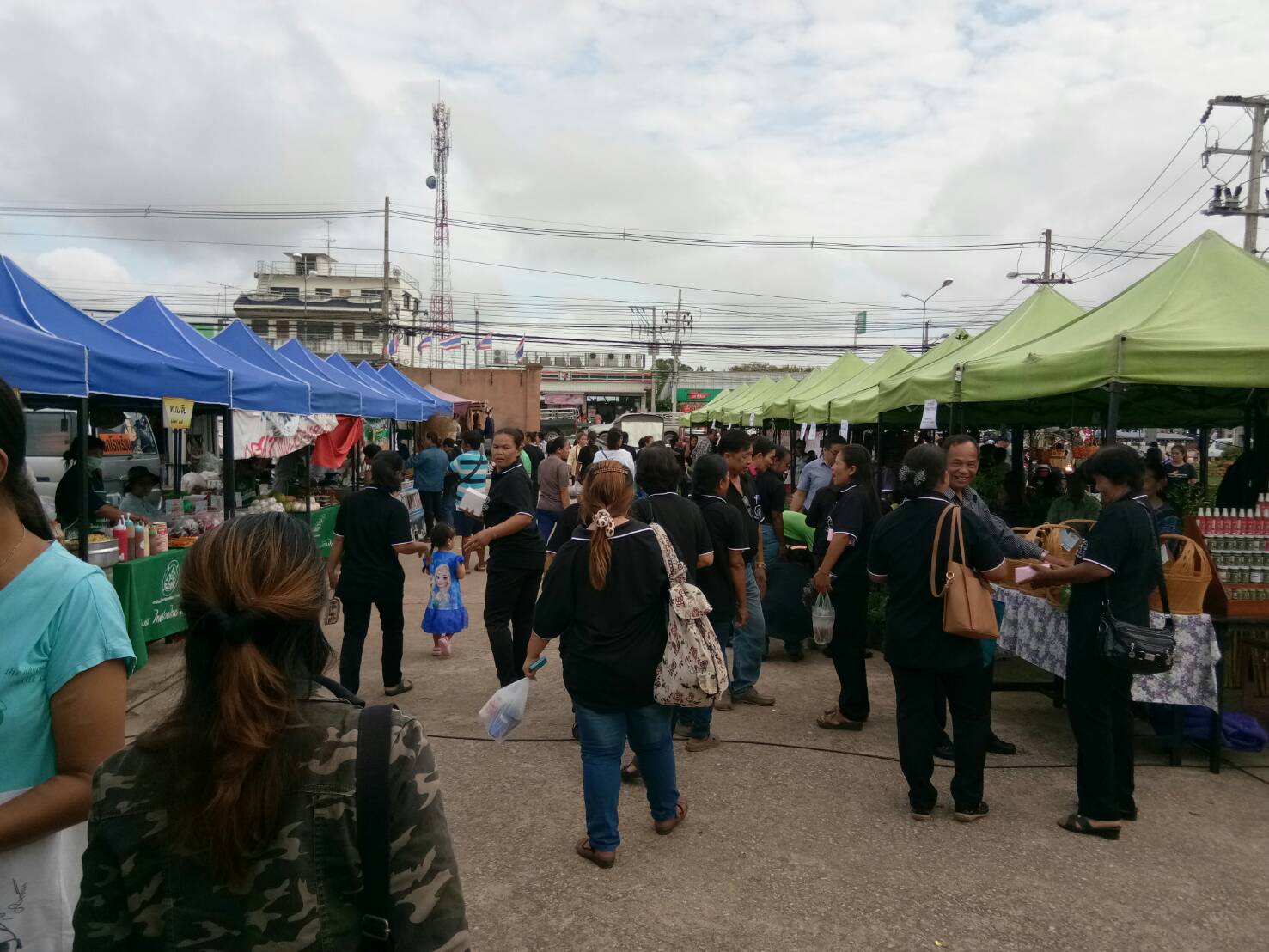 โครงการจัดจำหน่ายผลิตภัณฑ์กลุ่มอาชีพสมาชิก กองทุนพัฒนาบทบาทสตรีร่วมกับภาคีเครือข่าย จุดที่ 2 อำเภอบ้านด่านลานหอย