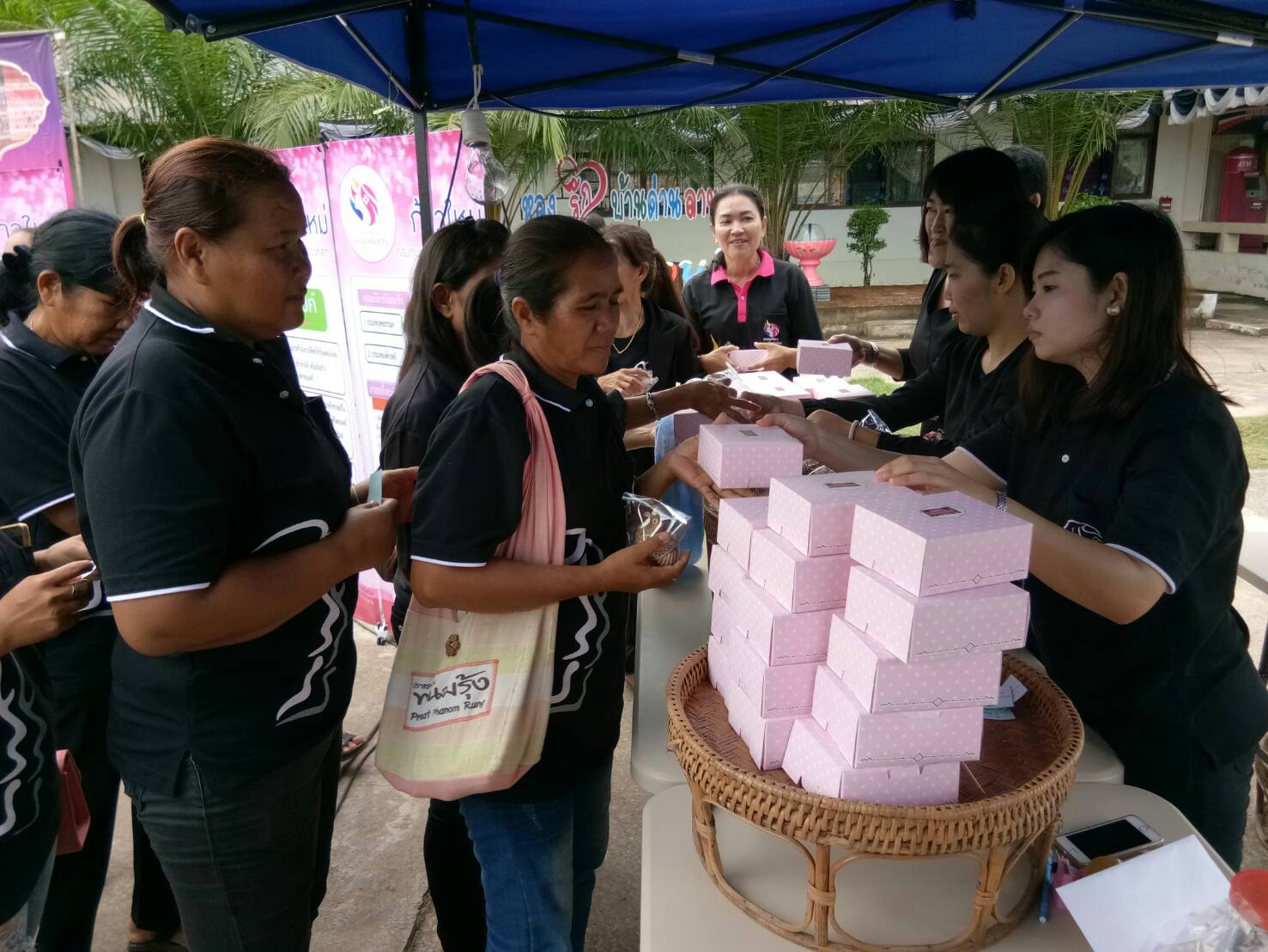 โครงการจัดจำหน่ายผลิตภัณฑ์กลุ่มอาชีพสมาชิก กองทุนพัฒนาบทบาทสตรีร่วมกับภาคีเครือข่าย จุดที่ 2 อำเภอบ้านด่านลานหอย