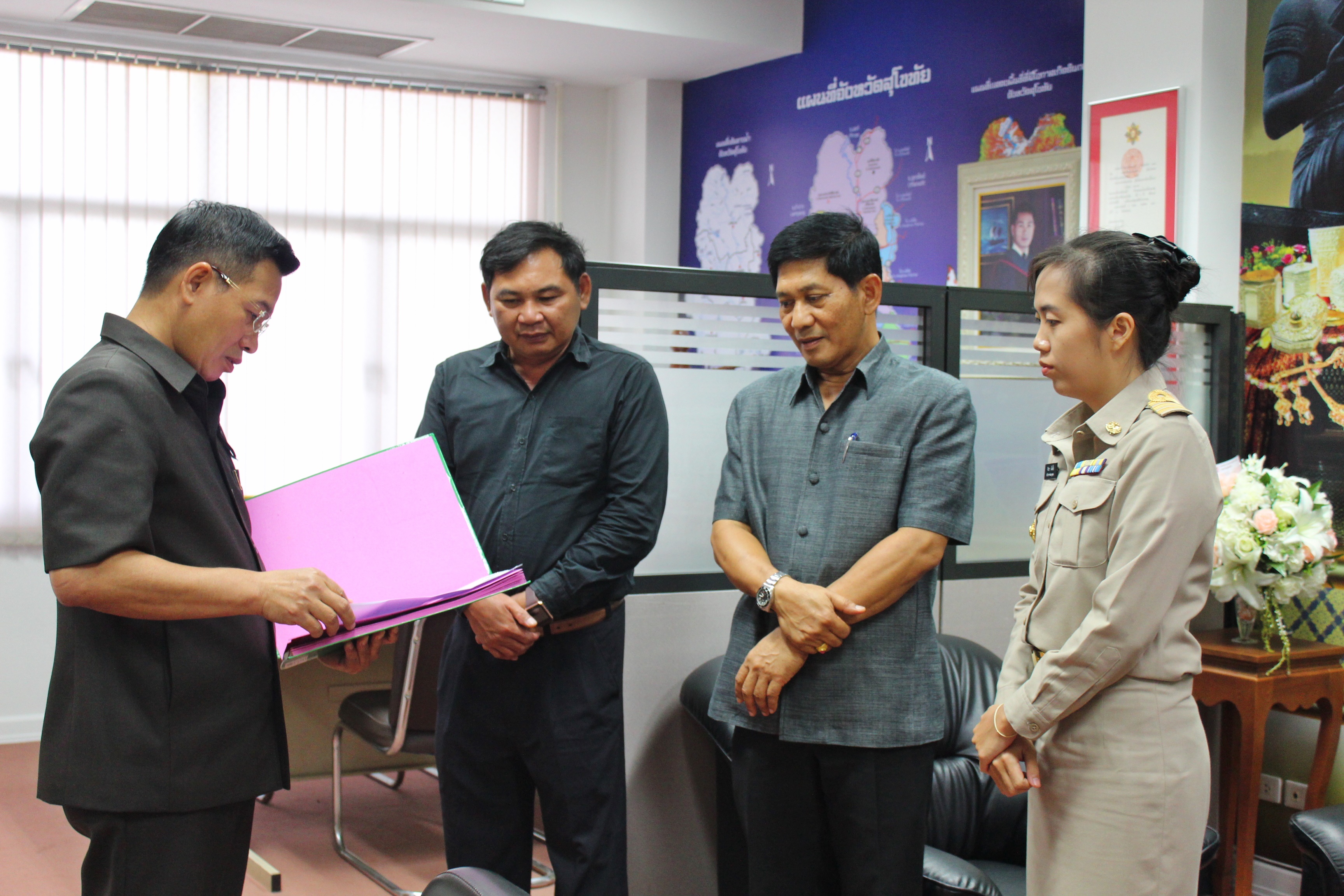 นำพัฒนากรบรรจุใหม่ รุ่น 104 เข้ารายงานตัวต่อ รองผู้ว่าราชการจังหวัดสุโขทัย