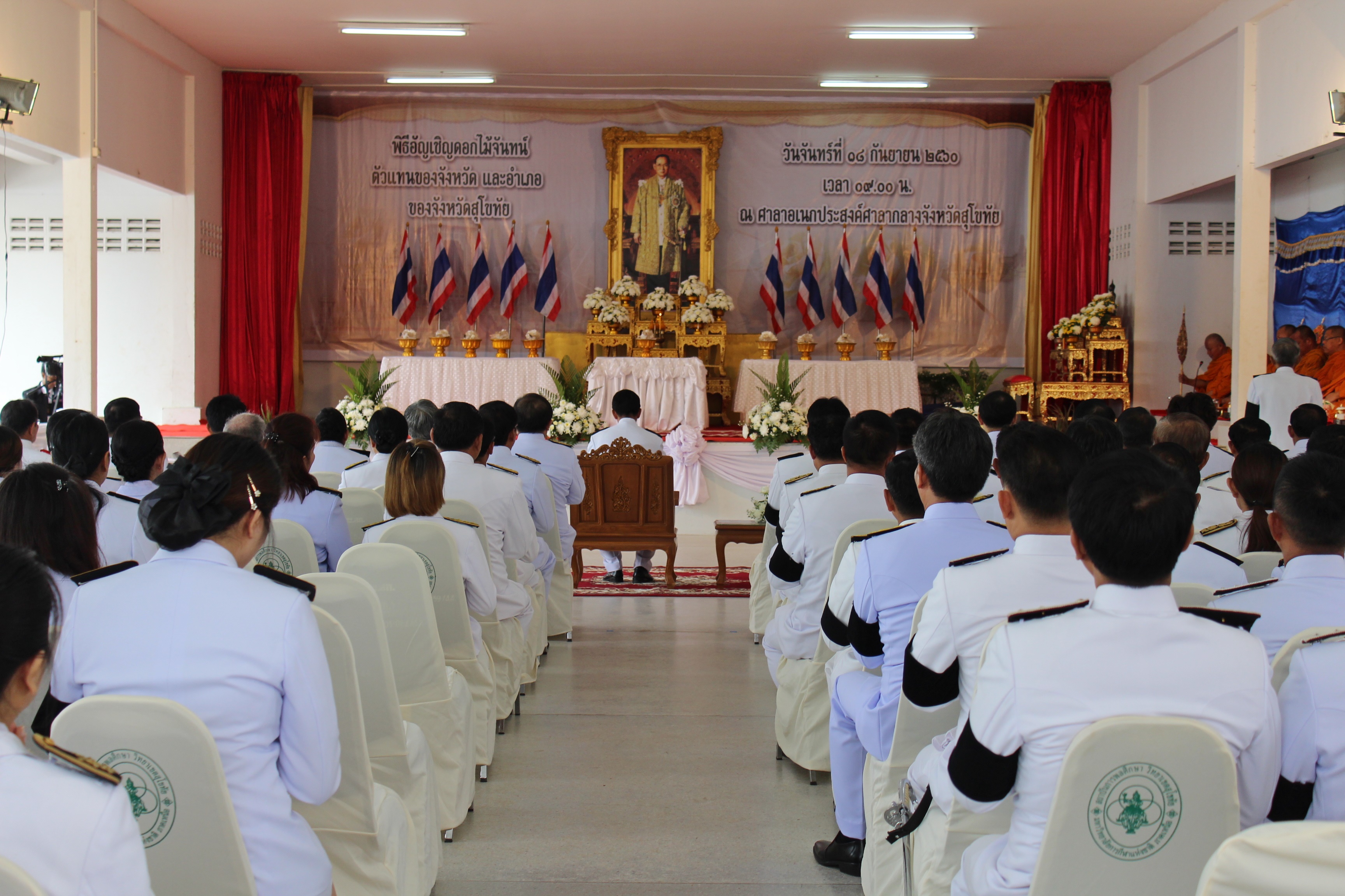 จังหวัดสุโขทัยประกอบพิธีอัญเชิญดอกไม้จันทน์ ตัวแทนจังหวัดและอำเภอ (ดอกปทุมรัตนชาติ)