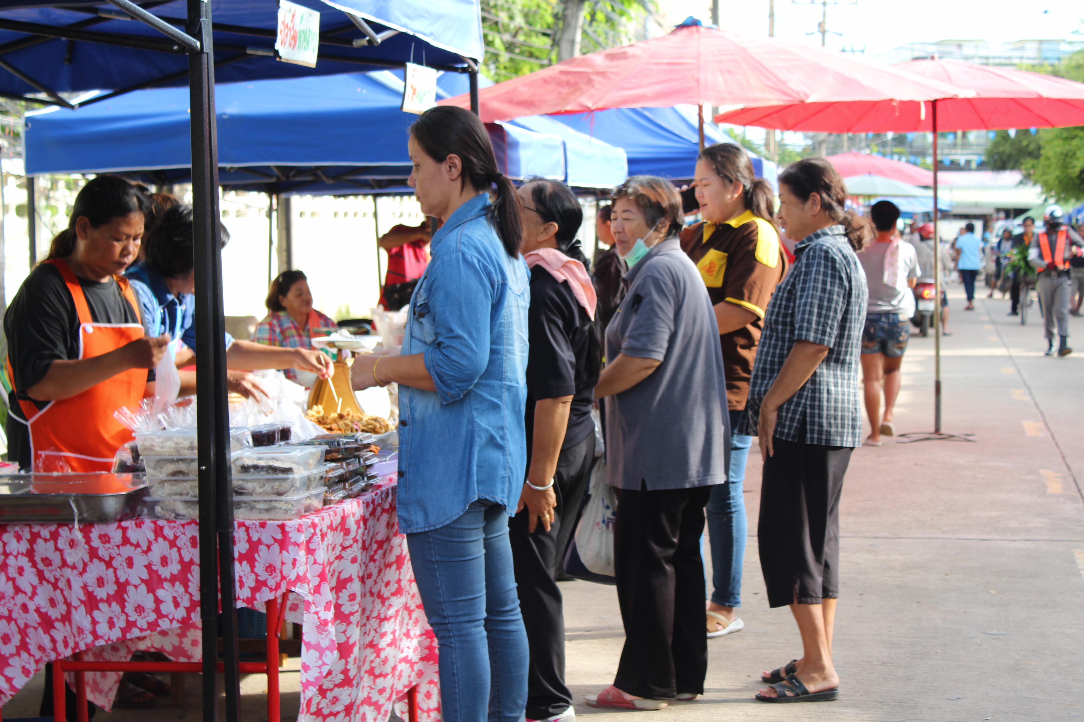 จังหวัดสุโขทัย จัดโครงการจัดจำหน่ายผลิตภัณฑ์กลุ่มอาชีพสมาชิกกองทุนพัฒนาบทบาทสตรีร่วมกับภาคีเครือข่าย