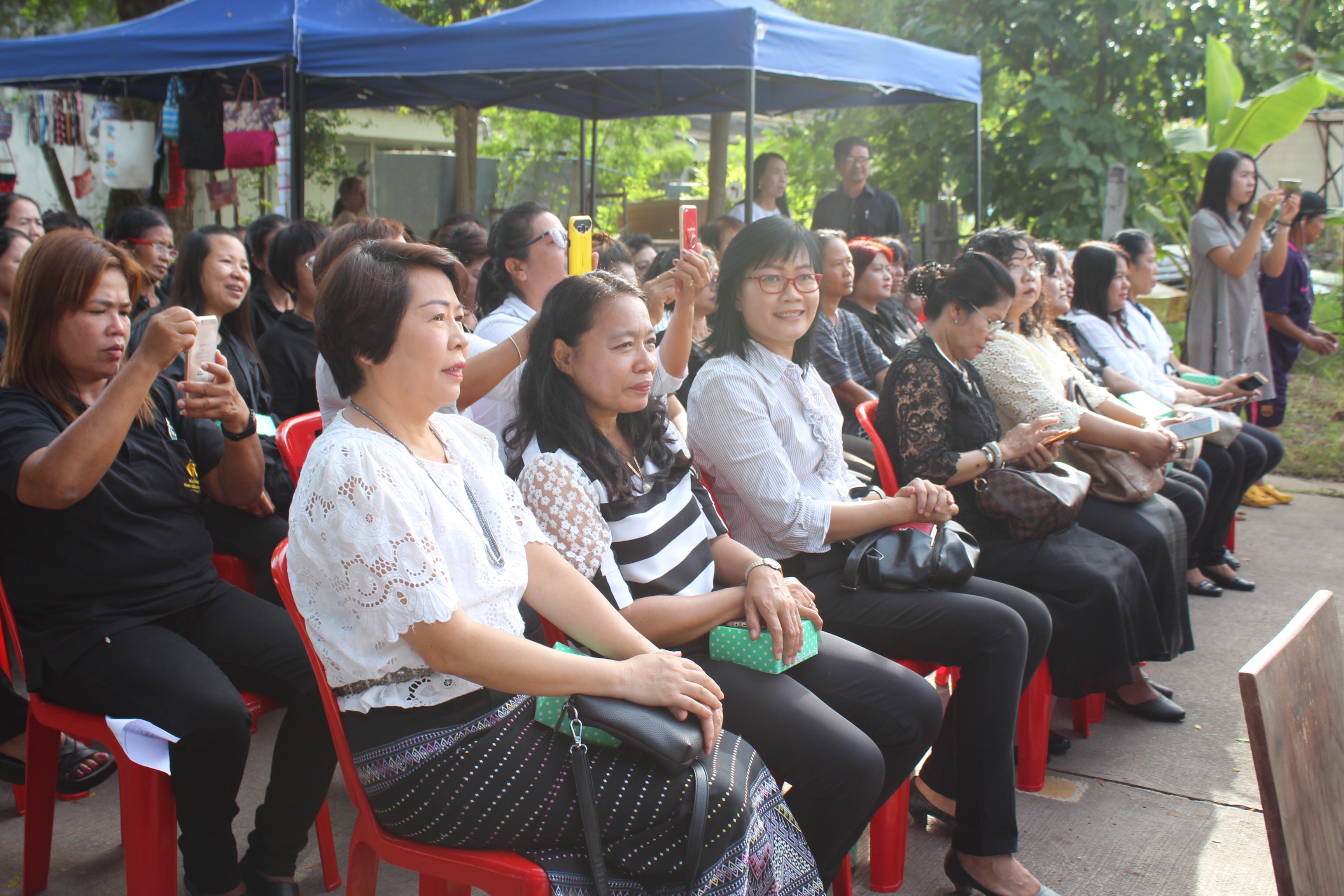 จังหวัดสุโขทัย จัดโครงการจัดจำหน่ายผลิตภัณฑ์กลุ่มอาชีพสมาชิกกองทุนพัฒนาบทบาทสตรีร่วมกับภาคีเครือข่าย