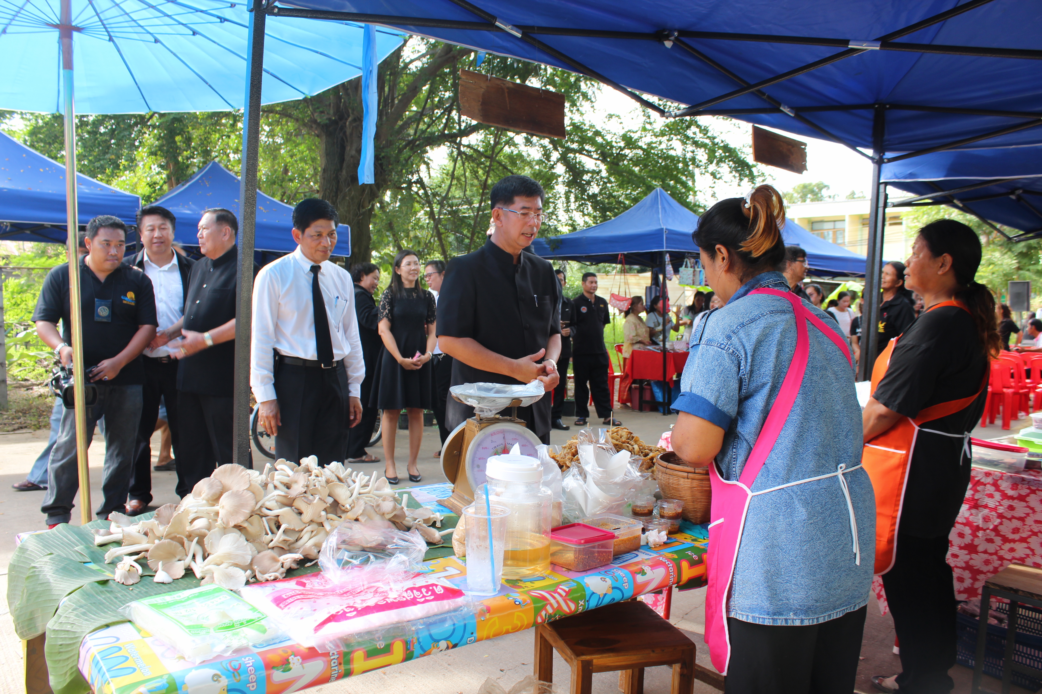 จังหวัดสุโขทัย จัดโครงการจัดจำหน่ายผลิตภัณฑ์กลุ่มอาชีพสมาชิกกองทุนพัฒนาบทบาทสตรีร่วมกับภาคีเครือข่าย