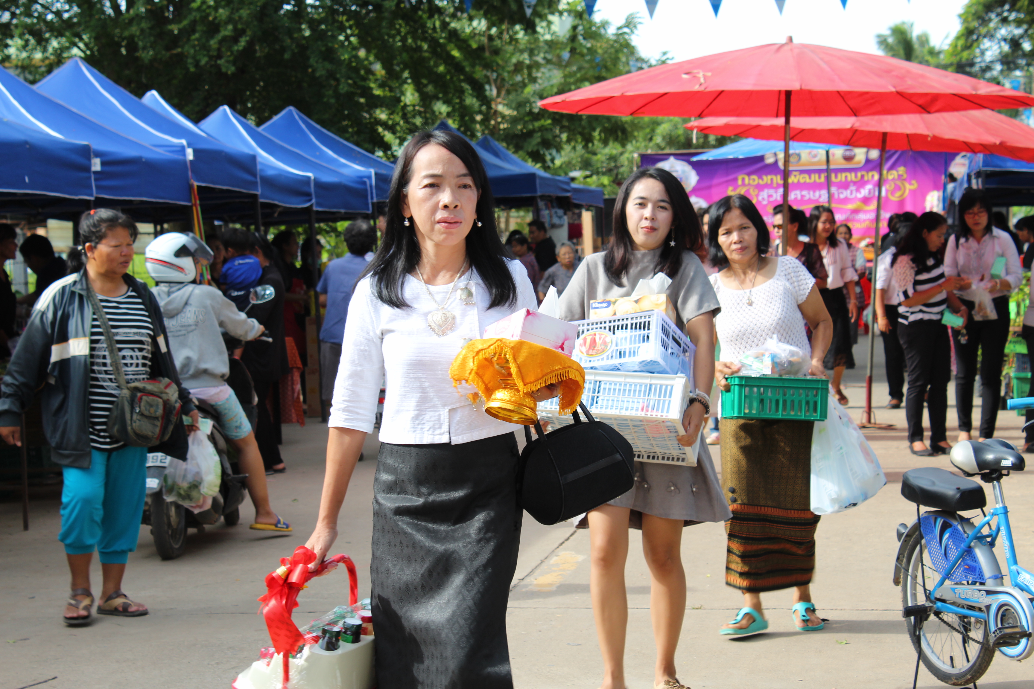 จังหวัดสุโขทัย จัดโครงการจัดจำหน่ายผลิตภัณฑ์กลุ่มอาชีพสมาชิกกองทุนพัฒนาบทบาทสตรีร่วมกับภาคีเครือข่าย
