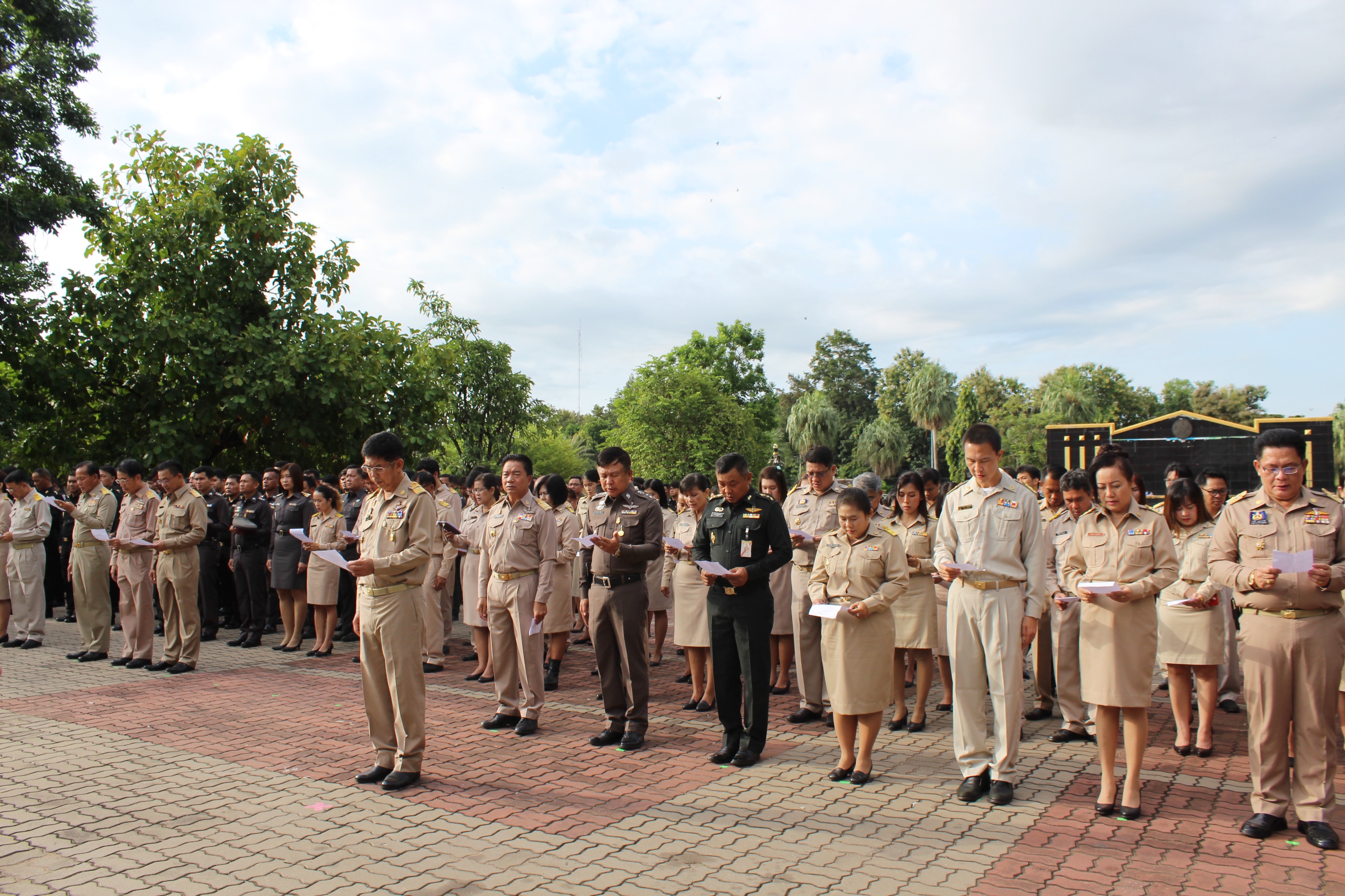 “พัฒนาชุมชนสุโขทัย ร่วมกิจกรรมเชิญธงชาติไทยและร้องเพลงชาติไทยเนื่องในวันพระราชทานธงชาติไทยครบรอบ 100 ปีธงชาติไทย”
