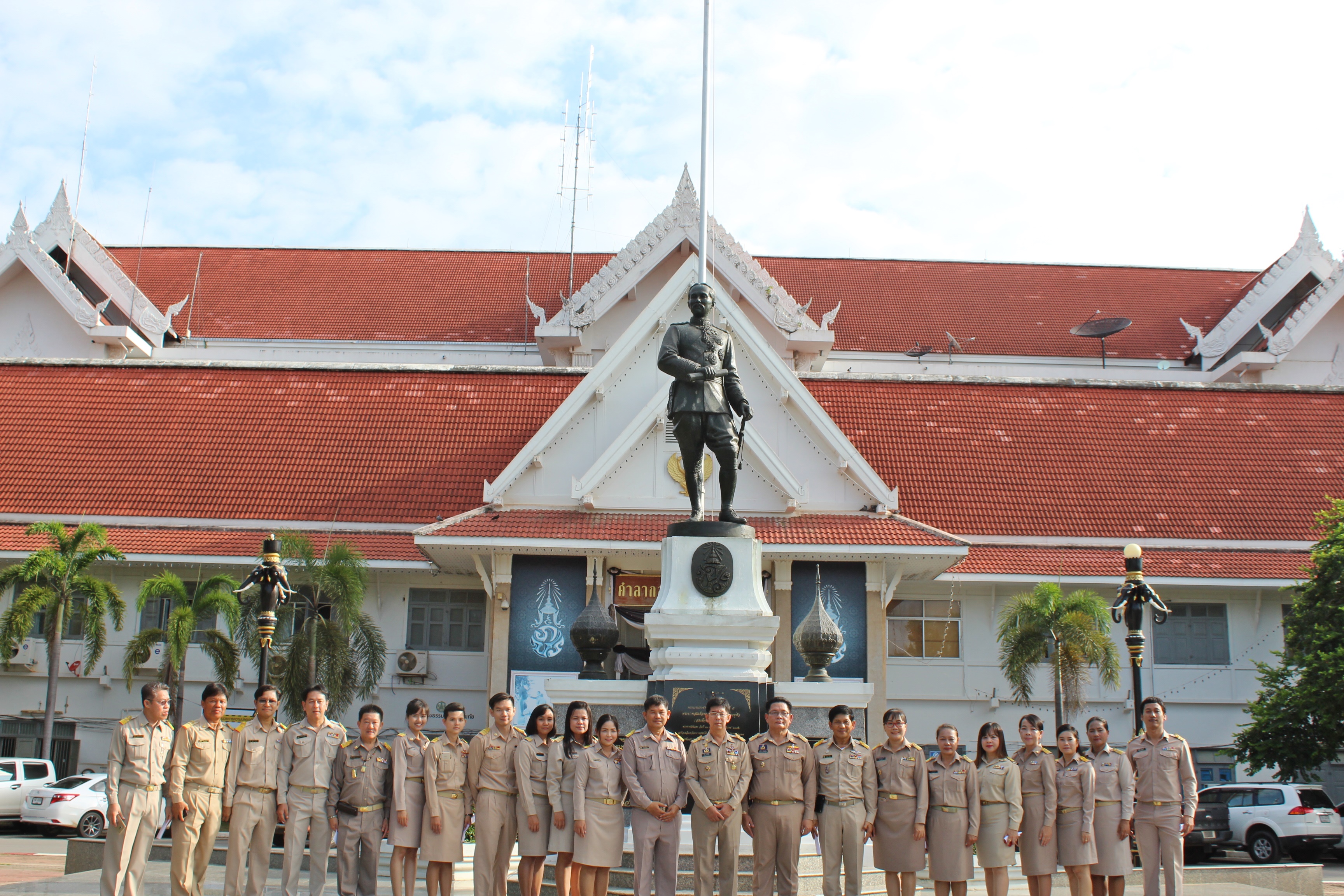 “พัฒนาชุมชนสุโขทัย ร่วมกิจกรรมเชิญธงชาติไทยและร้องเพลงชาติไทยเนื่องในวันพระราชทานธงชาติไทยครบรอบ 100 ปีธงชาติไทย”