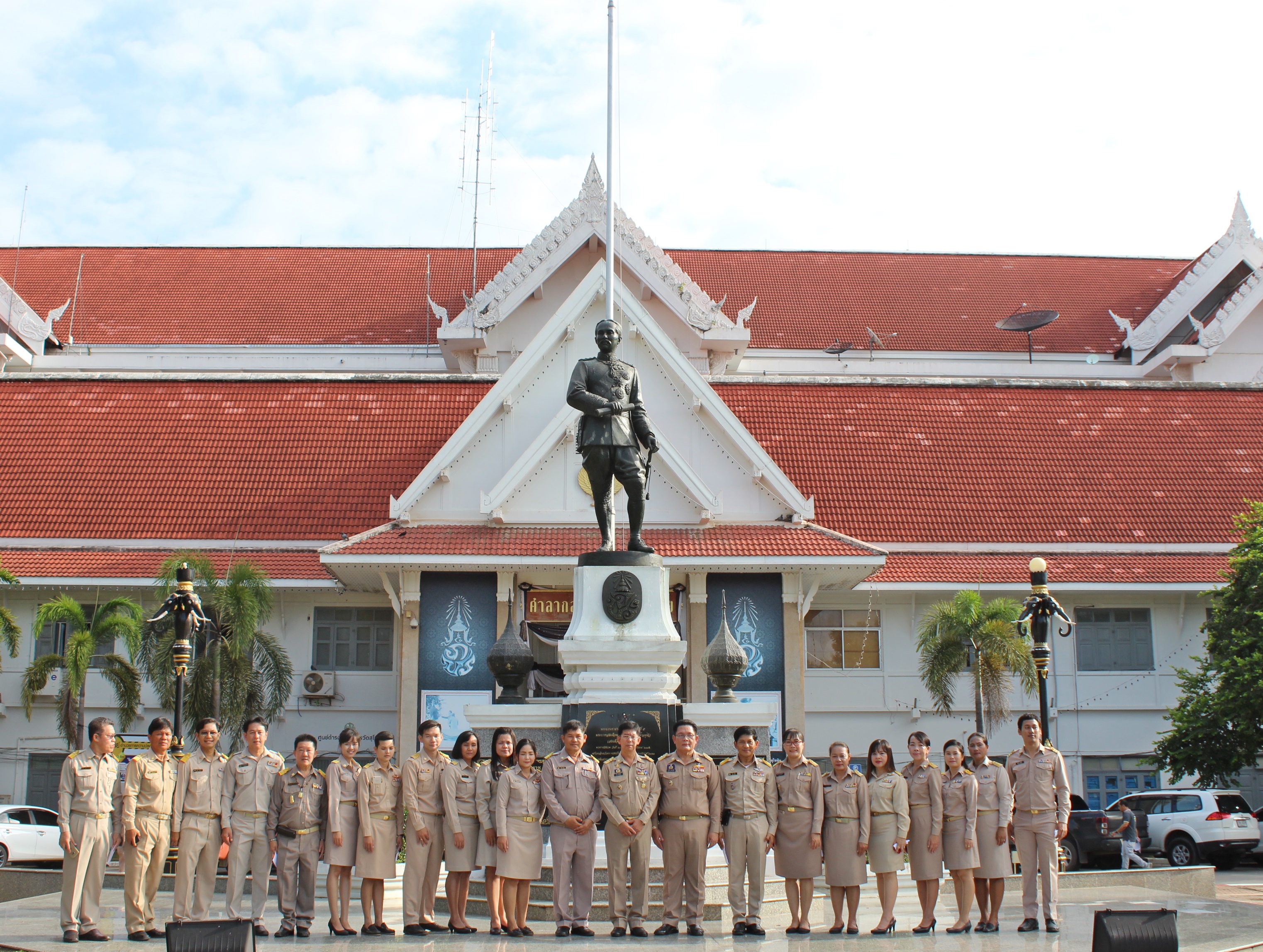 “พัฒนาชุมชนสุโขทัย ร่วมกิจกรรมเชิญธงชาติไทยและร้องเพลงชาติไทยเนื่องในวันพระราชทานธงชาติไทยครบรอบ 100 ปีธงชาติไทย”