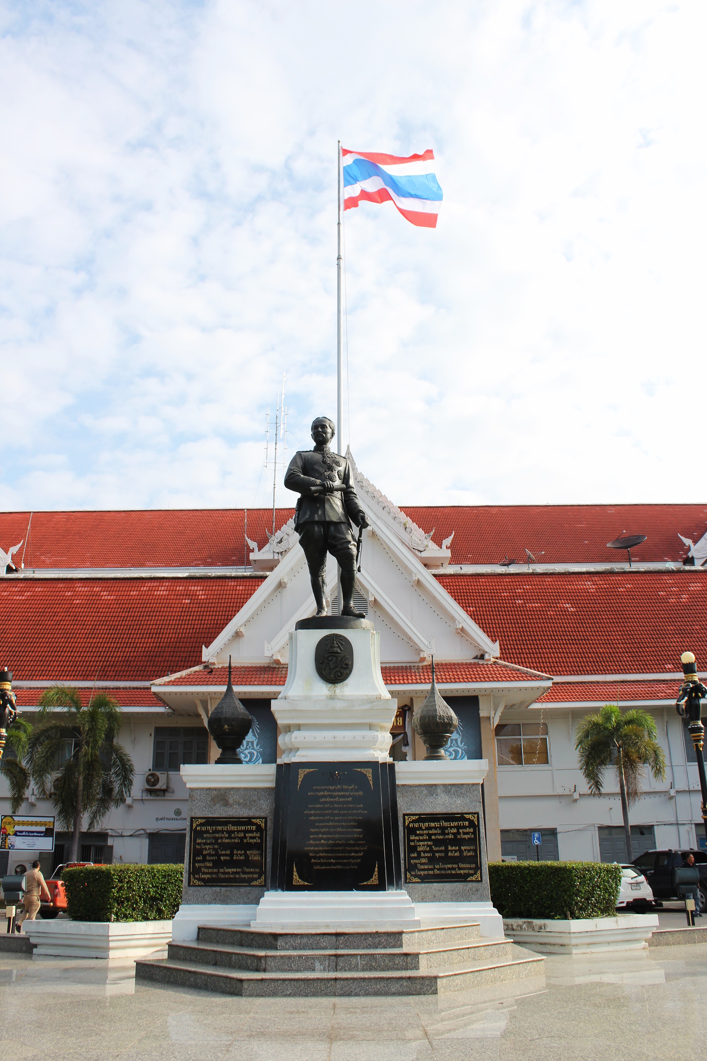 “พัฒนาชุมชนสุโขทัย ร่วมกิจกรรมเชิญธงชาติไทยและร้องเพลงชาติไทยเนื่องในวันพระราชทานธงชาติไทยครบรอบ 100 ปีธงชาติไทย”
