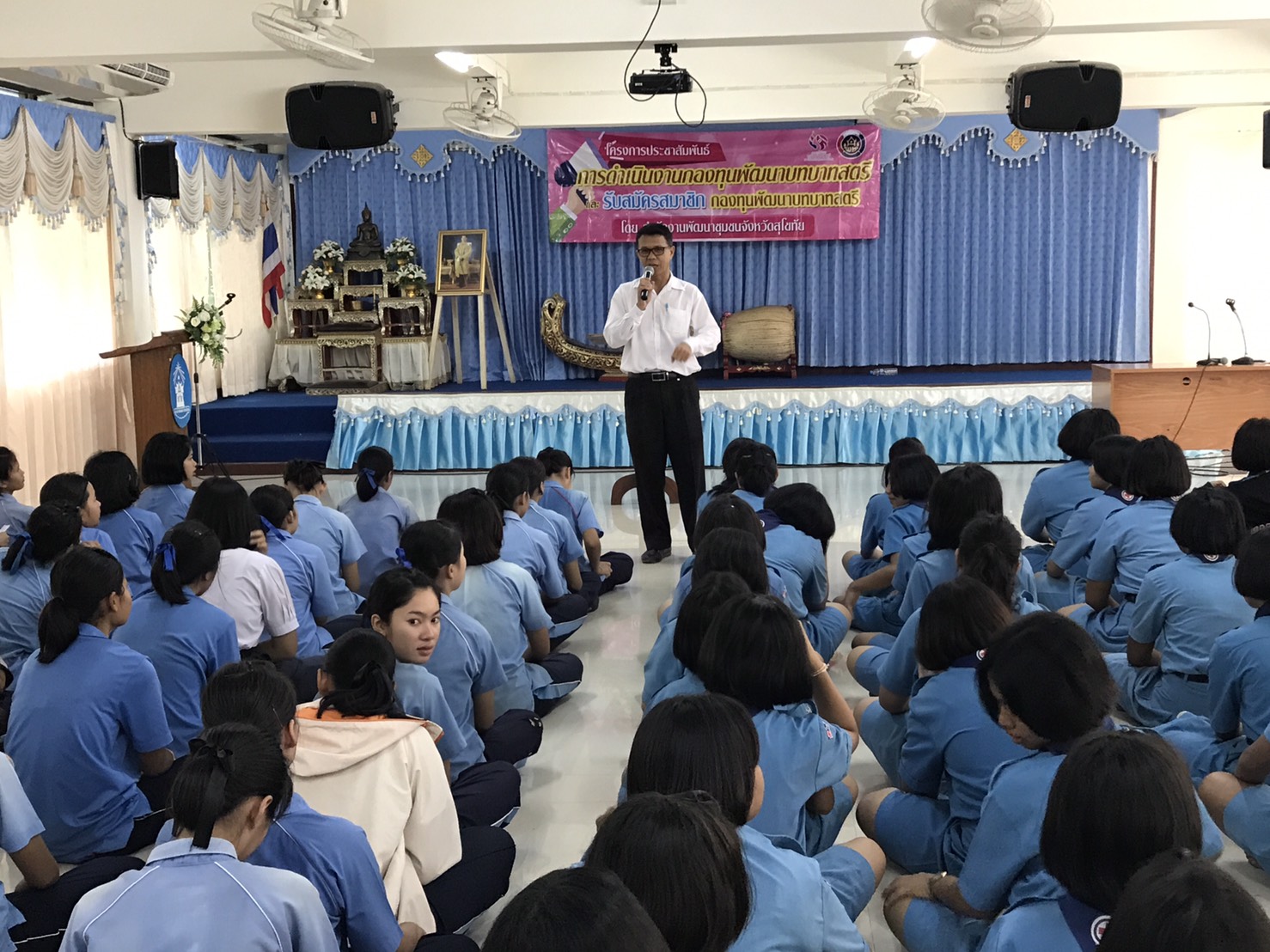 ประชาสัมพันธ์การดำเนินงานกองทุนพัฒนาบทบาทสตรี และรับสมัครสมาชิกกองทุนพัฒนาบทบาทสตรี โรงเรียนศรีนคร