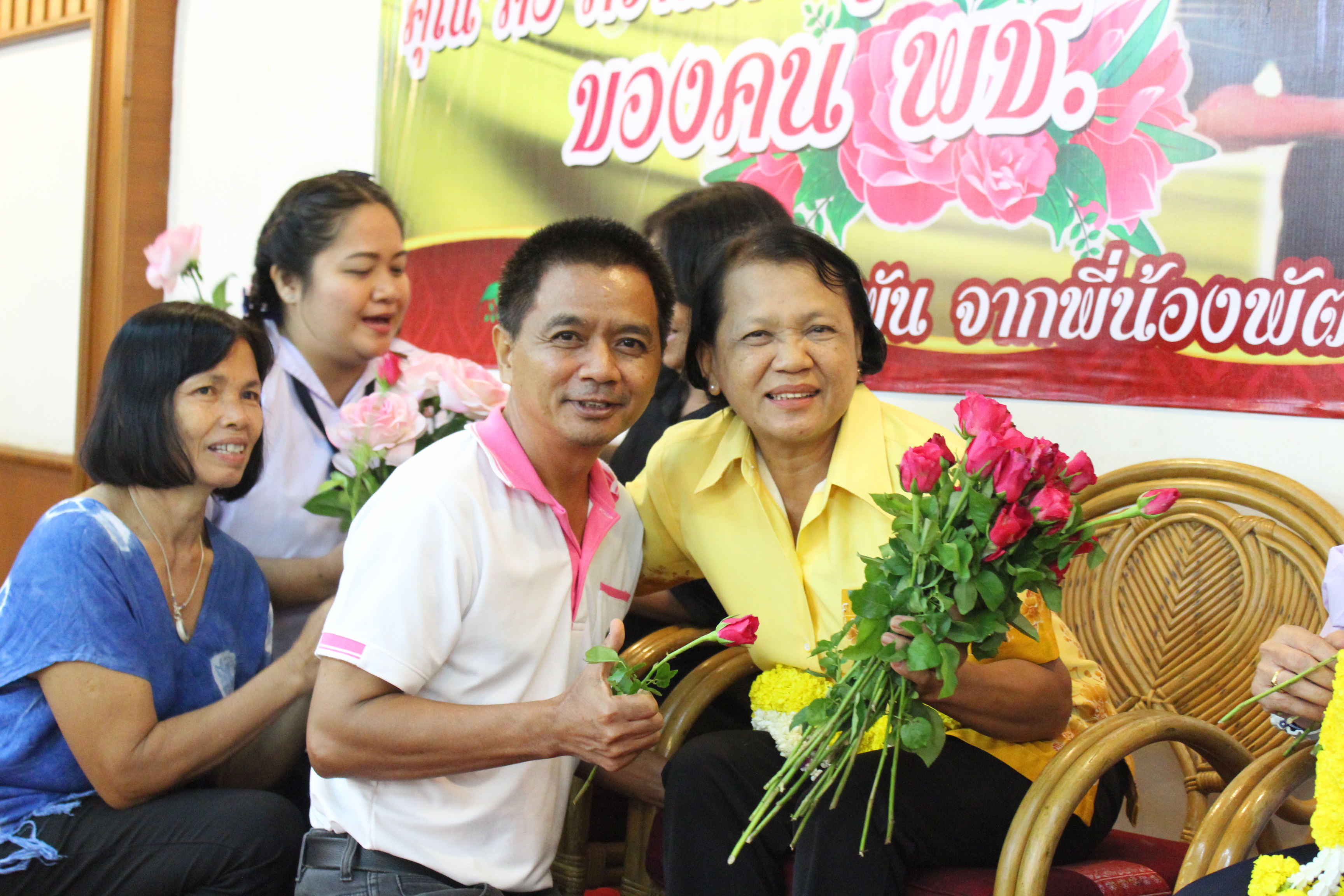 พัฒนาชุมชนสุโขทัย จัดงานกิจกรรมมุฑิตาจิตแด่ผู้เกษียณายุราชการ ปี 2560 “ร้อยรัก หลอมดวงใจ สานสายใยพัฒนาชุมชน”