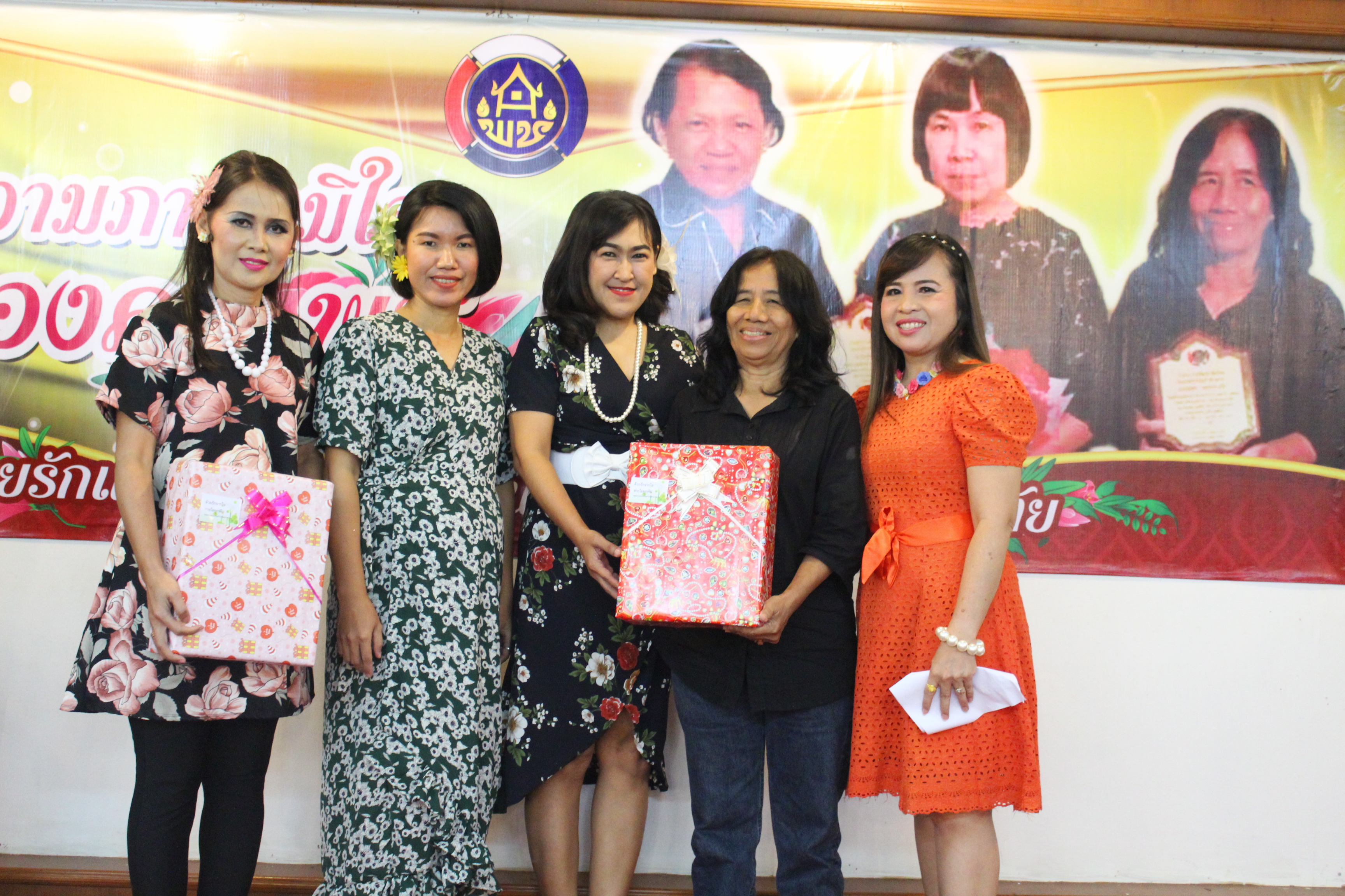 พัฒนาชุมชนสุโขทัย จัดงานกิจกรรมมุฑิตาจิตแด่ผู้เกษียณายุราชการ ปี 2560 “ร้อยรัก หลอมดวงใจ สานสายใยพัฒนาชุมชน”