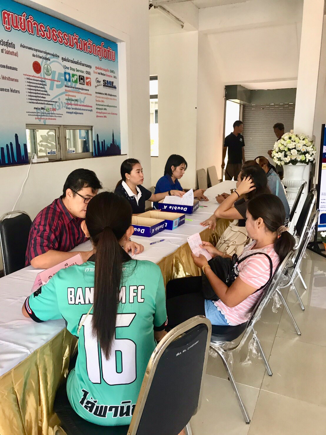 บรรยากาศการลงทะเบียน “ตลาดประชารัฐจังหวัดสุโขทัย” คึกคัก