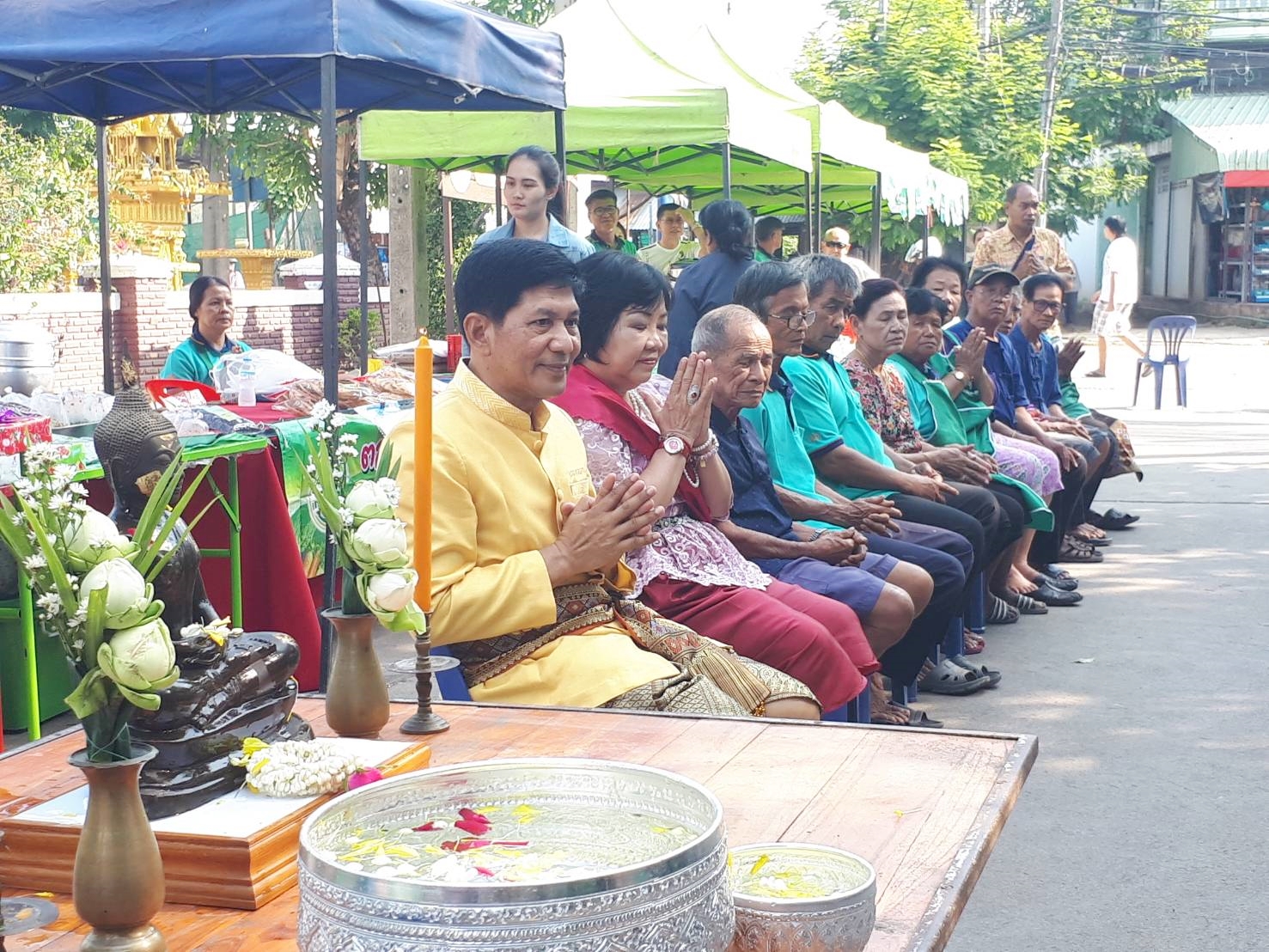 วันที่ 18 เมษายน 2561 เวลา 08.30 น. นายสุวิน พึ่งเงิน พัฒนาการจังหวัดสุโขทัย พร้อมด้วยนักวิชาการพัฒนาชุมชนจังหวัด ตรวจเยี่ยม “ตลาดประชารัฐ คนไทยยิ้มได้”