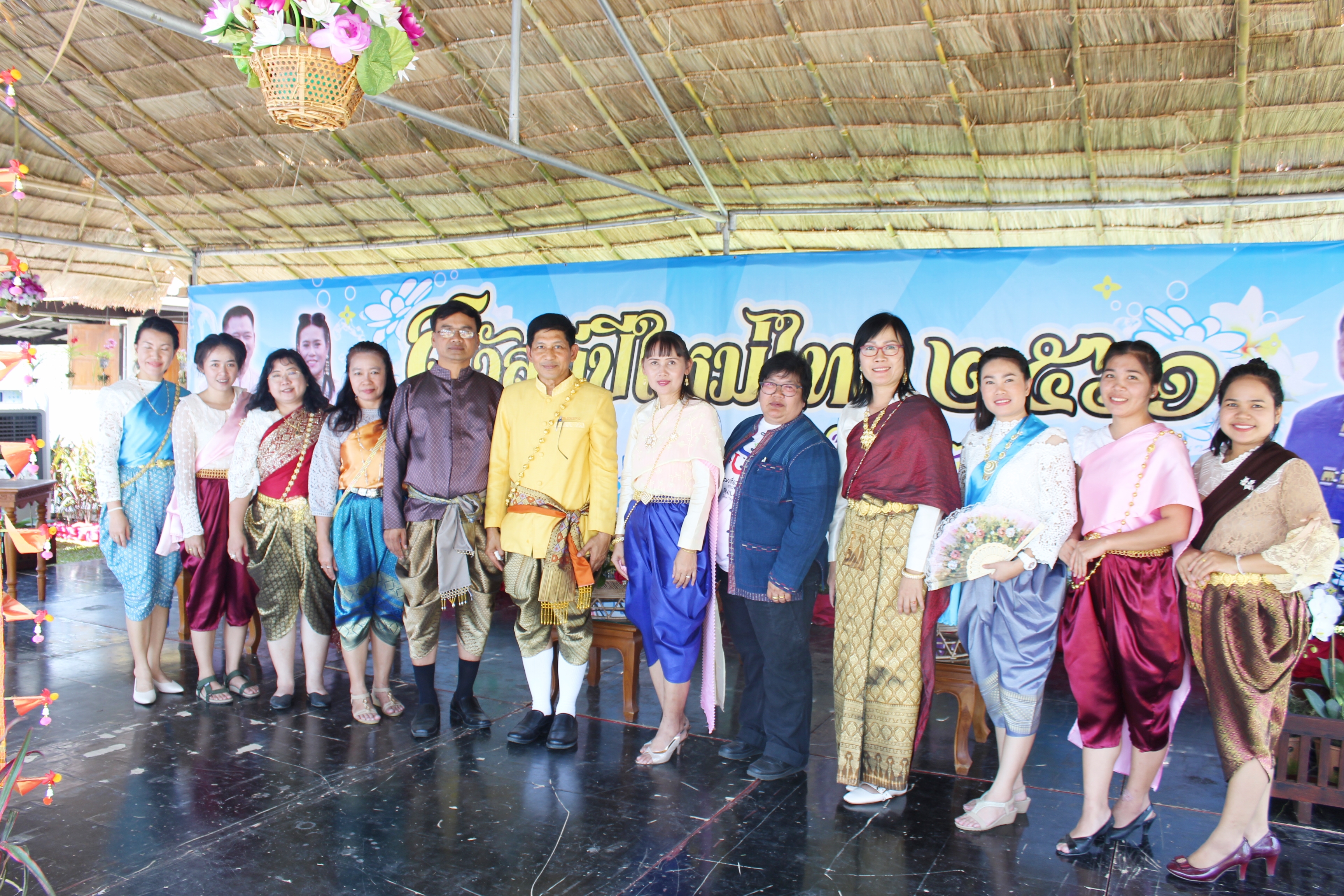 “รดน้ำดำหัวขอพรผู้ว่าราชการจังหวัดสุโขทัย เนื่องในประเพณีสงกรานต์ ปีใหม่ไทย 2561”