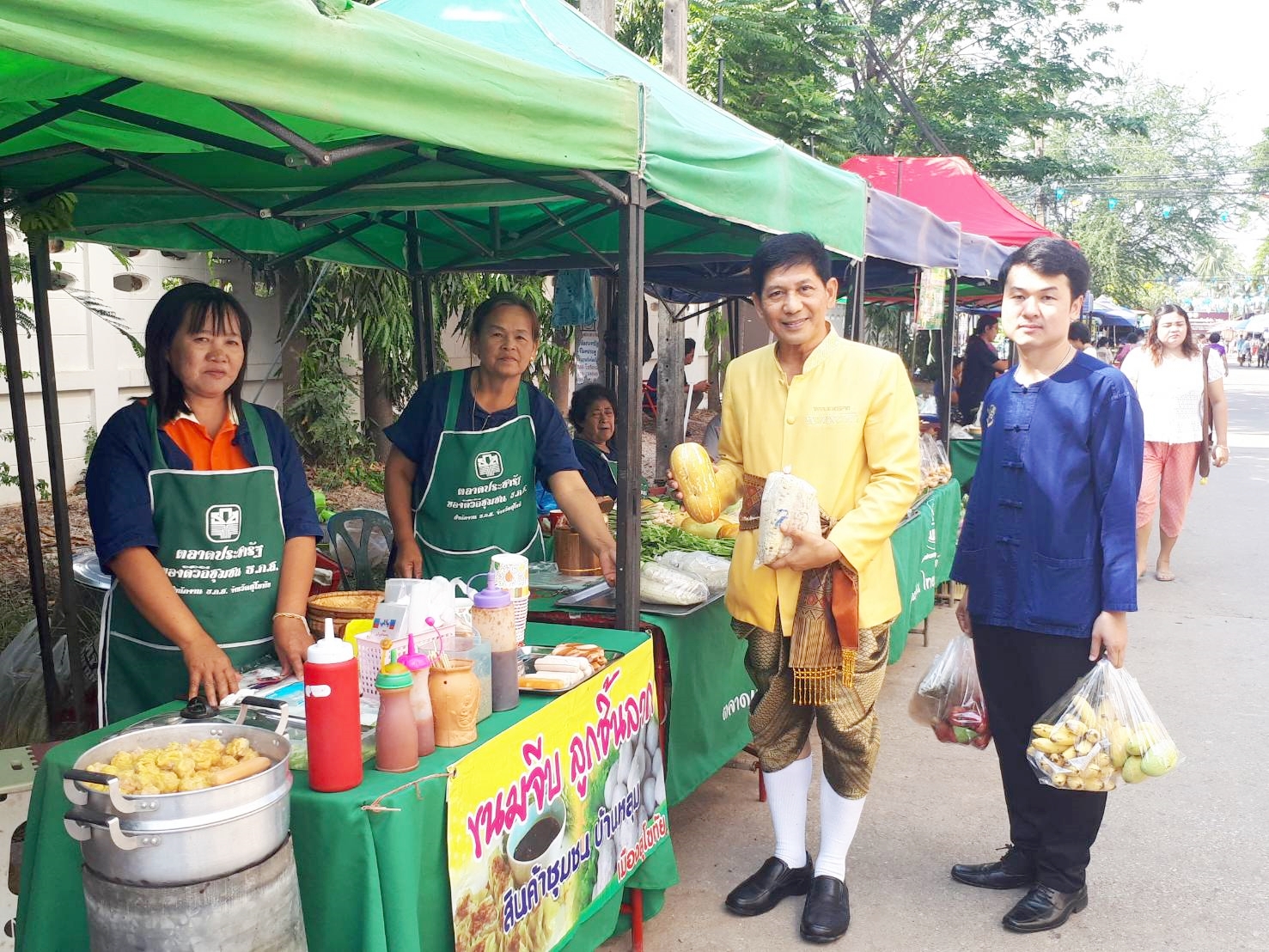 วันที่ 18 เมษายน 2561 เวลา 08.30 น. นายสุวิน พึ่งเงิน พัฒนาการจังหวัดสุโขทัย พร้อมด้วยนักวิชาการพัฒนาชุมชนจังหวัด ตรวจเยี่ยม “ตลาดประชารัฐ คนไทยยิ้มได้”