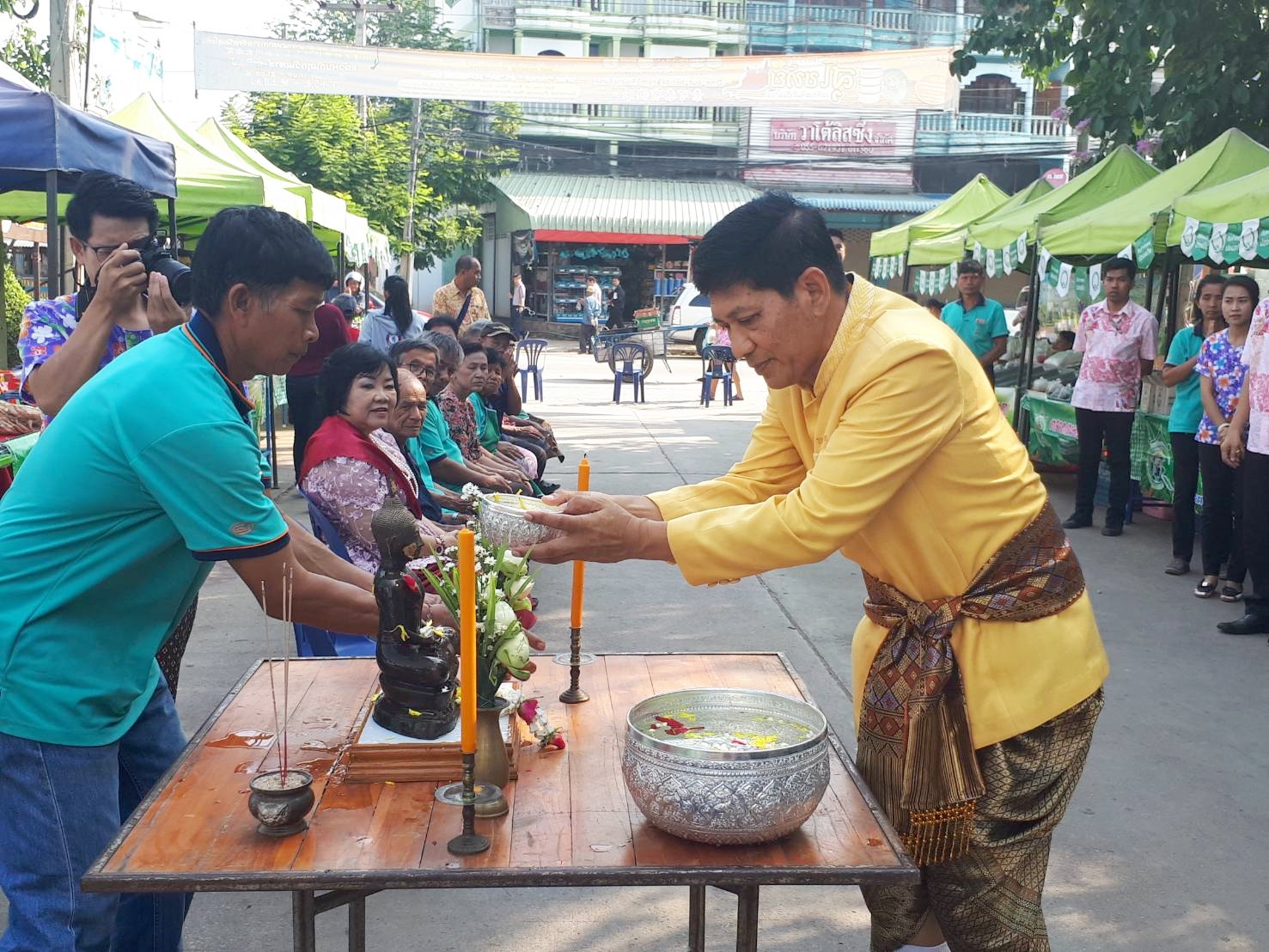 วันที่ 18 เมษายน 2561 เวลา 08.30 น. นายสุวิน พึ่งเงิน พัฒนาการจังหวัดสุโขทัย พร้อมด้วยนักวิชาการพัฒนาชุมชนจังหวัด ตรวจเยี่ยม “ตลาดประชารัฐ คนไทยยิ้มได้”