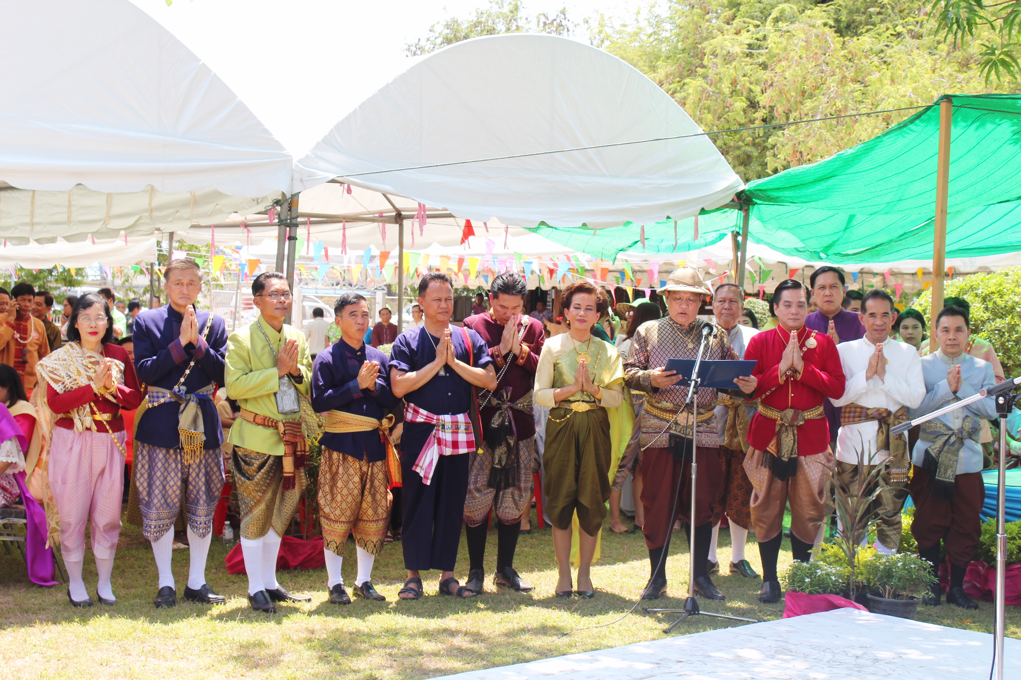 “รดน้ำดำหัวขอพรผู้ว่าราชการจังหวัดสุโขทัย เนื่องในประเพณีสงกรานต์ ปีใหม่ไทย 2561”