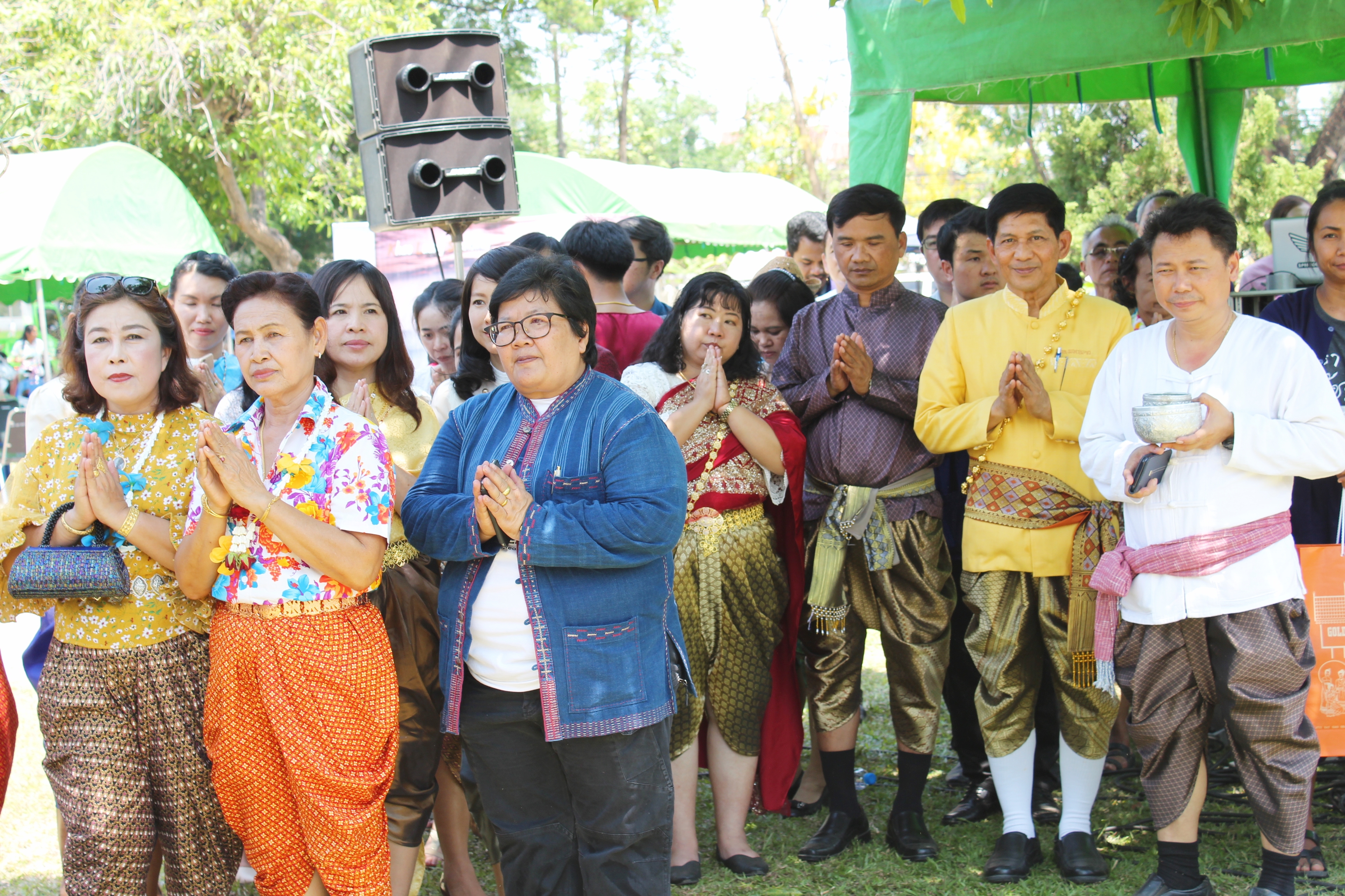 “รดน้ำดำหัวขอพรผู้ว่าราชการจังหวัดสุโขทัย เนื่องในประเพณีสงกรานต์ ปีใหม่ไทย 2561”