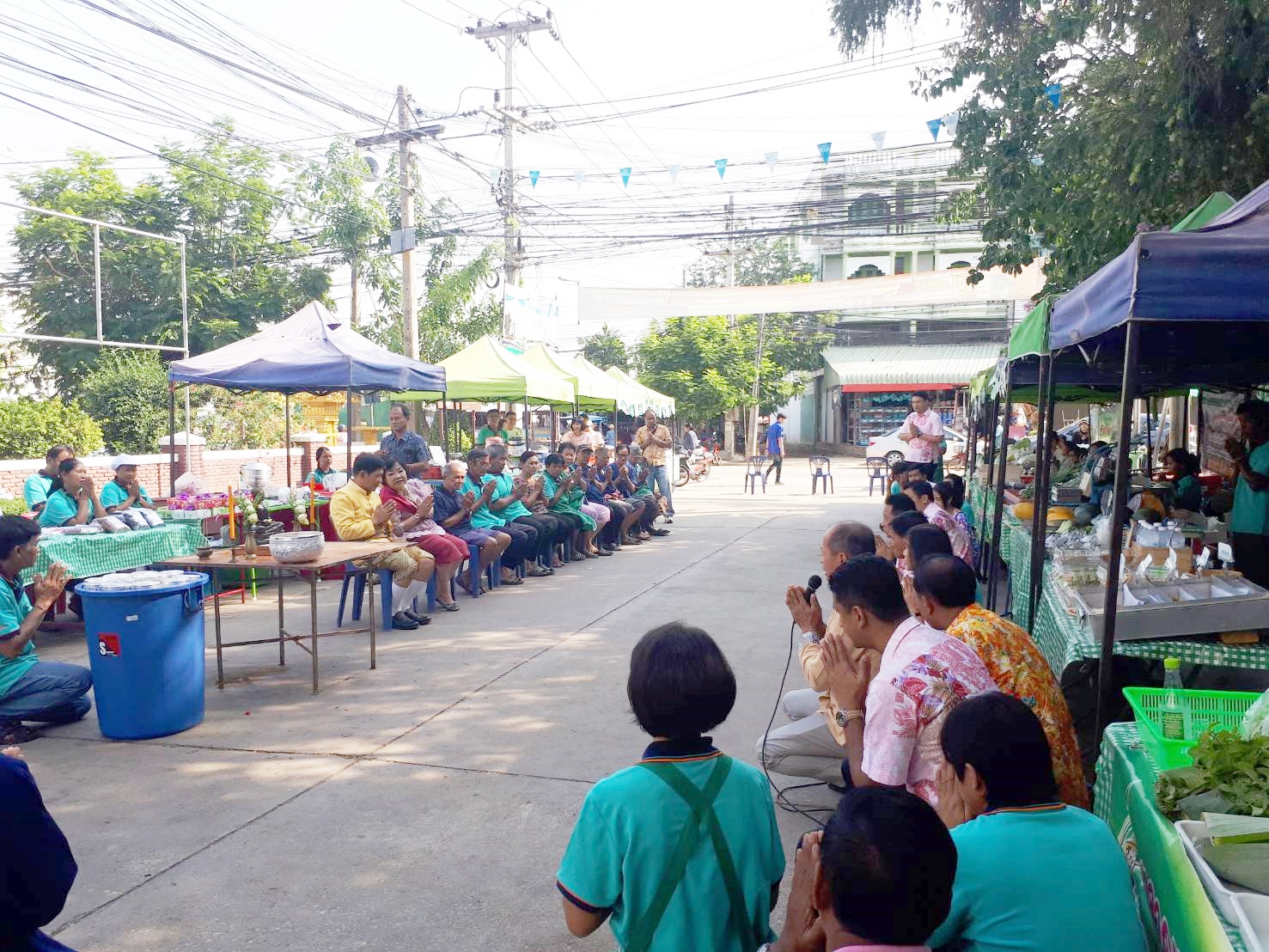 วันที่ 18 เมษายน 2561 เวลา 08.30 น. นายสุวิน พึ่งเงิน พัฒนาการจังหวัดสุโขทัย พร้อมด้วยนักวิชาการพัฒนาชุมชนจังหวัด ตรวจเยี่ยม “ตลาดประชารัฐ คนไทยยิ้มได้”