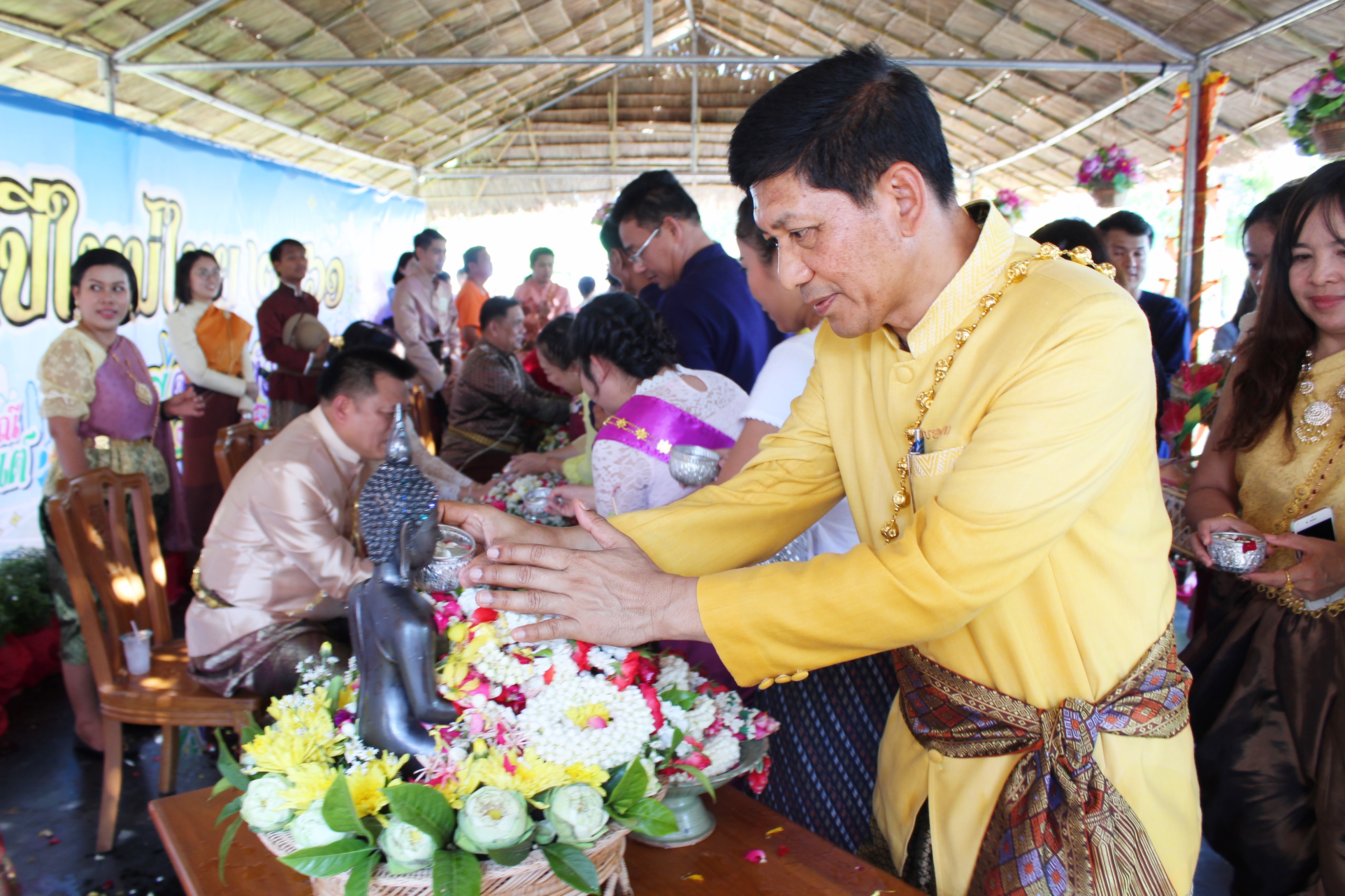 “รดน้ำดำหัวขอพรผู้ว่าราชการจังหวัดสุโขทัย เนื่องในประเพณีสงกรานต์ ปีใหม่ไทย 2561”