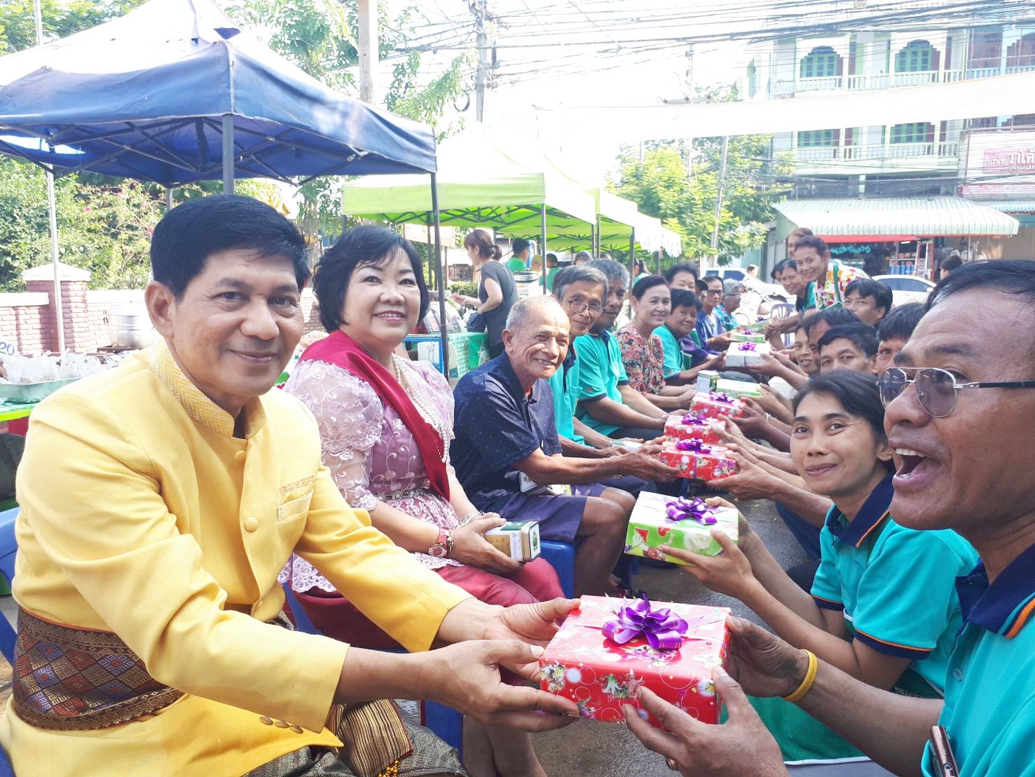 วันที่ 18 เมษายน 2561 เวลา 08.30 น. นายสุวิน พึ่งเงิน พัฒนาการจังหวัดสุโขทัย พร้อมด้วยนักวิชาการพัฒนาชุมชนจังหวัด ตรวจเยี่ยม “ตลาดประชารัฐ คนไทยยิ้มได้”